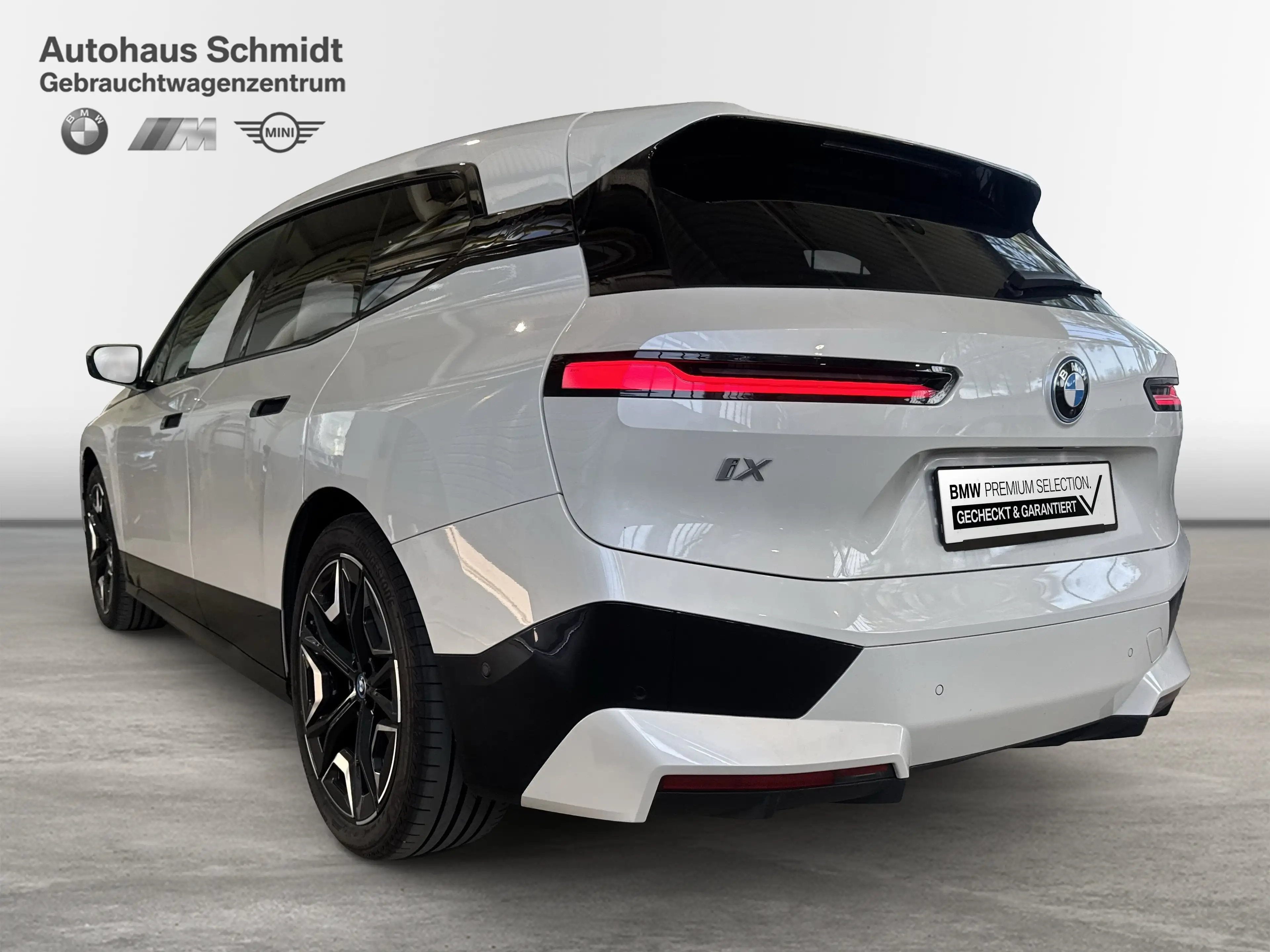 BMW iX xDrive40 — photo 3