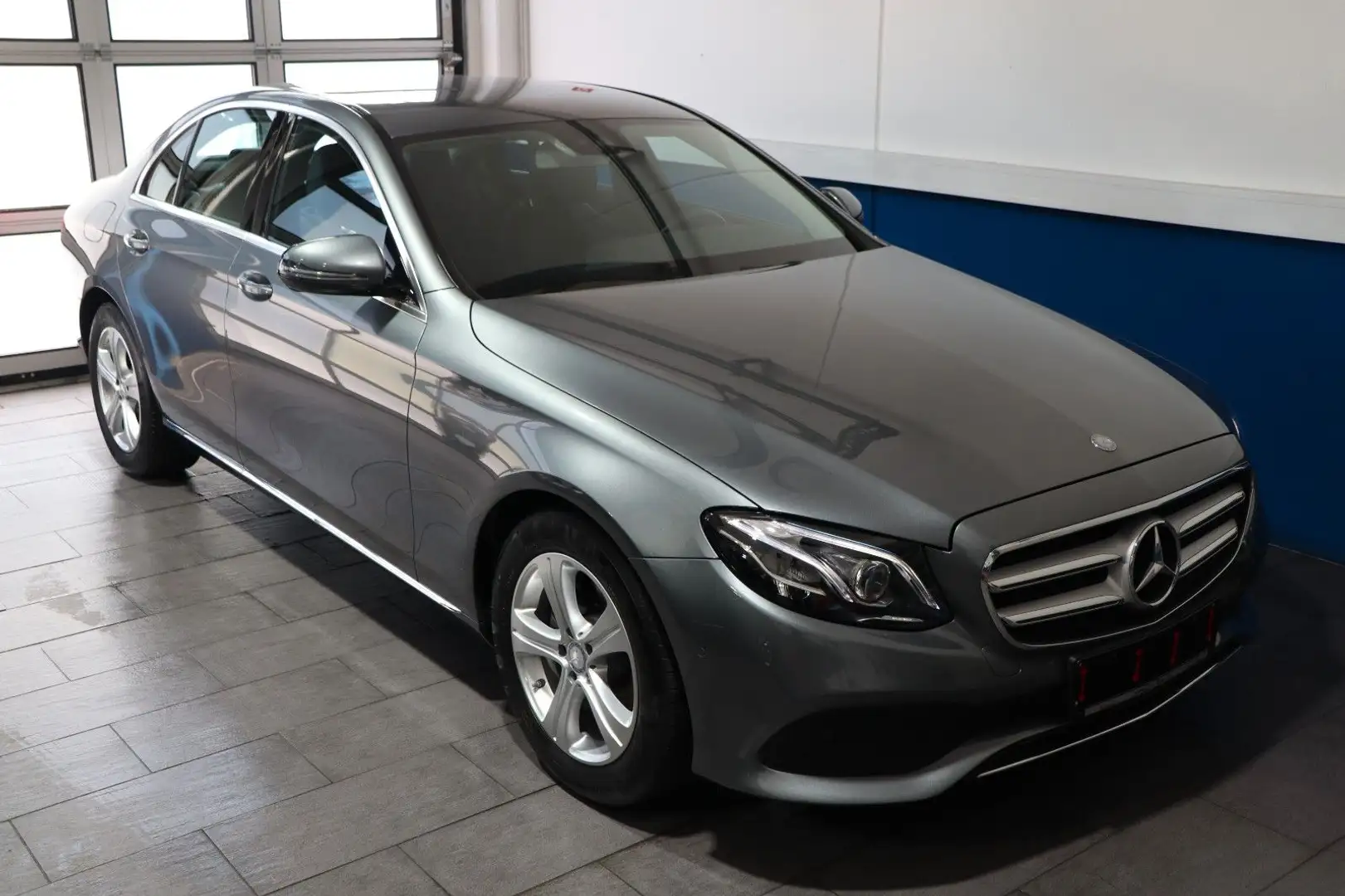 Mercedes-Benz E 220 d Lim. 9G-Aut.+AVANTGARDE+MULTIBEAM+WIDES. Grau - 1