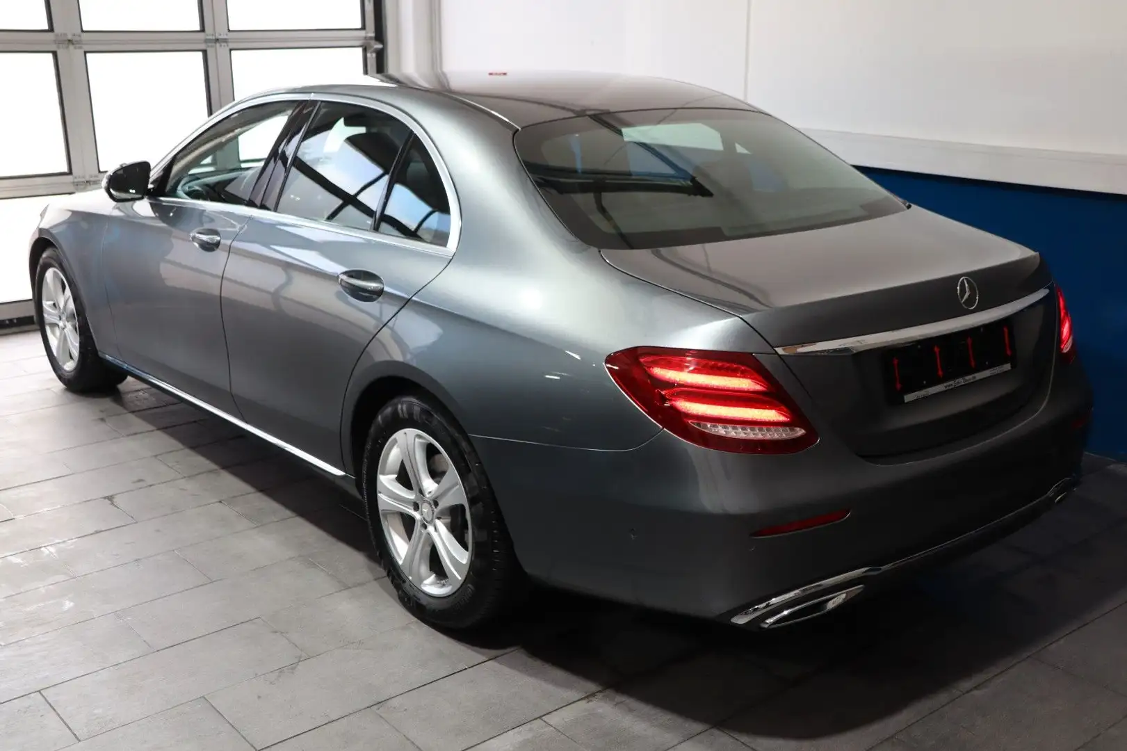 Mercedes-Benz E 220 d Lim. 9G-Aut.+AVANTGARDE+MULTIBEAM+WIDES. Grau - 2