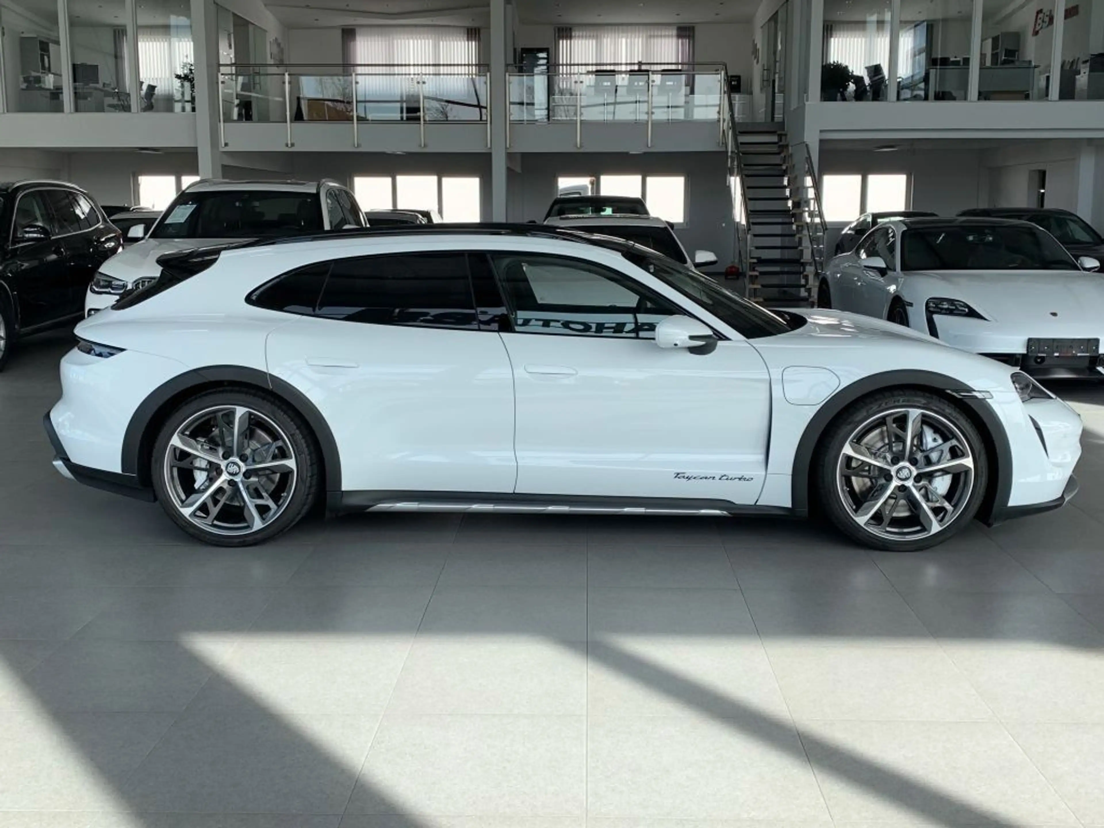 Porsche Taycan Turbo Cross Turismo — photo 6