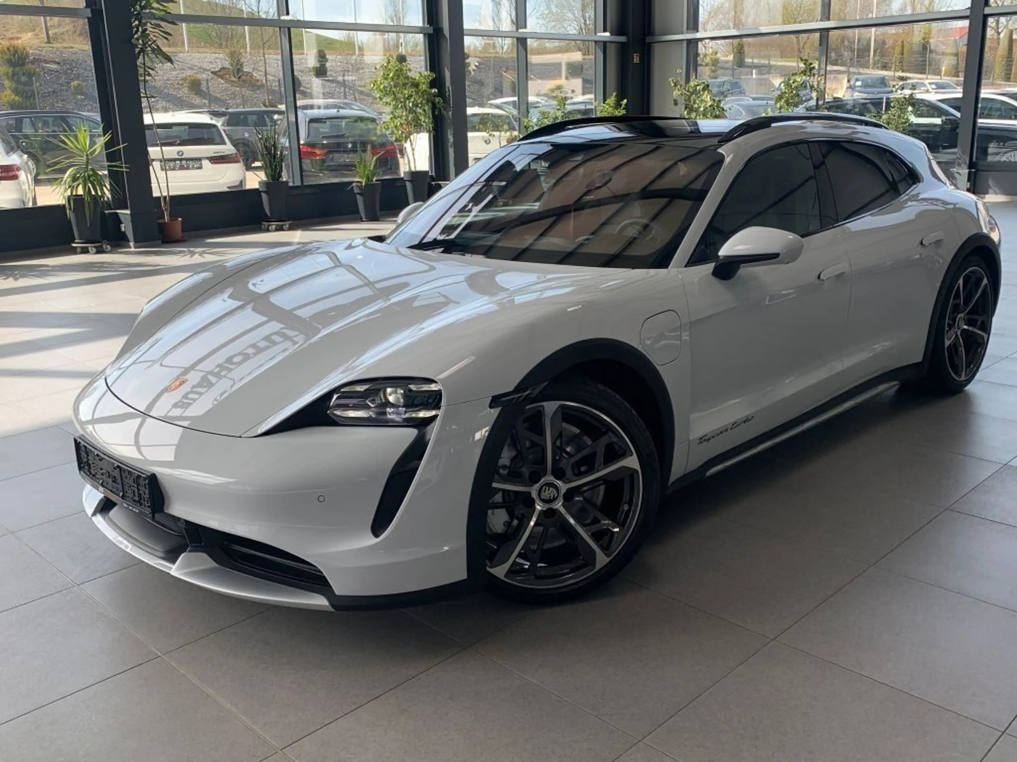 Porsche Taycan Turbo Cross Turismo — photo 14
