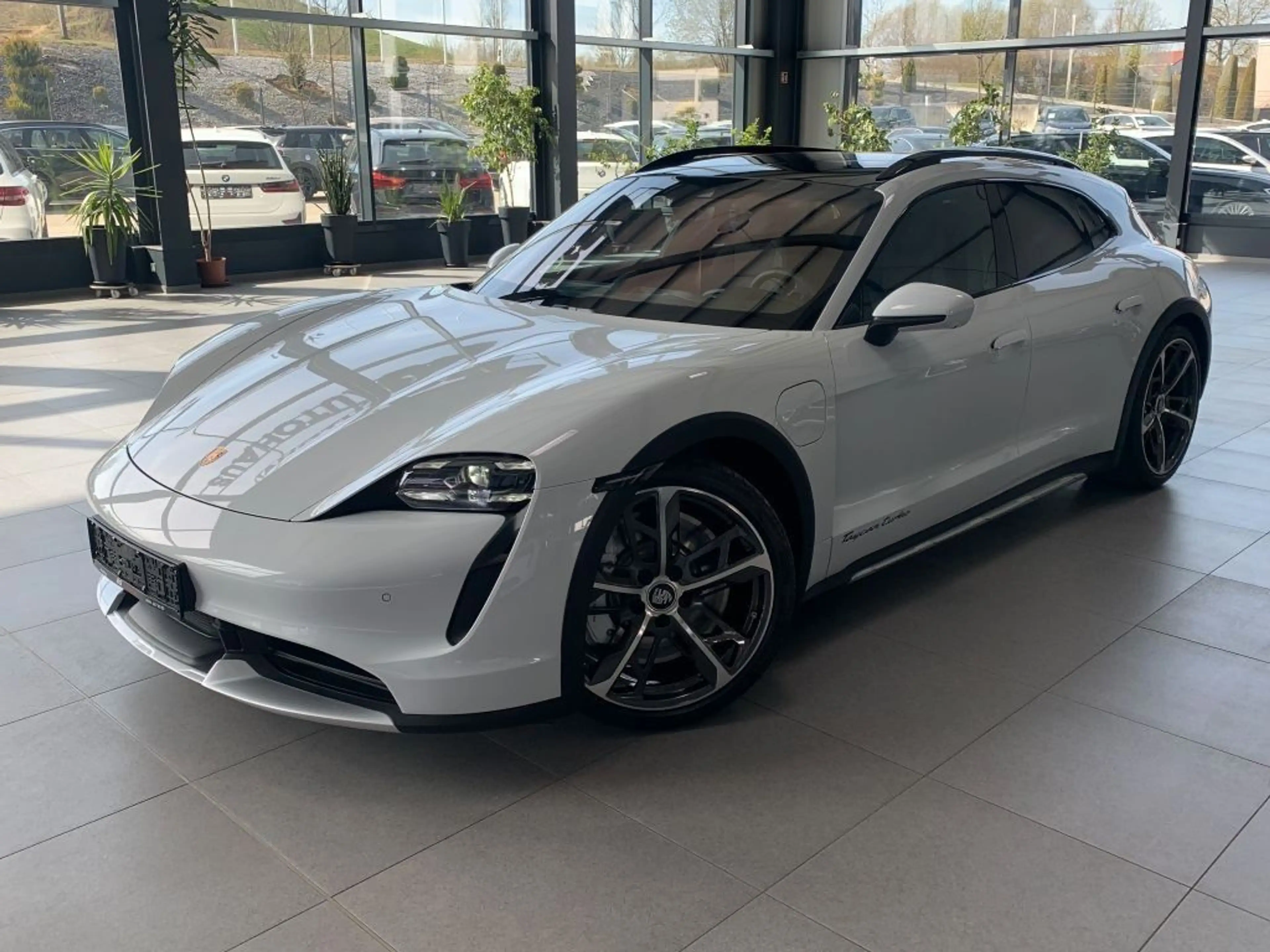 Porsche Taycan Turbo Cross Turismo — photo 13