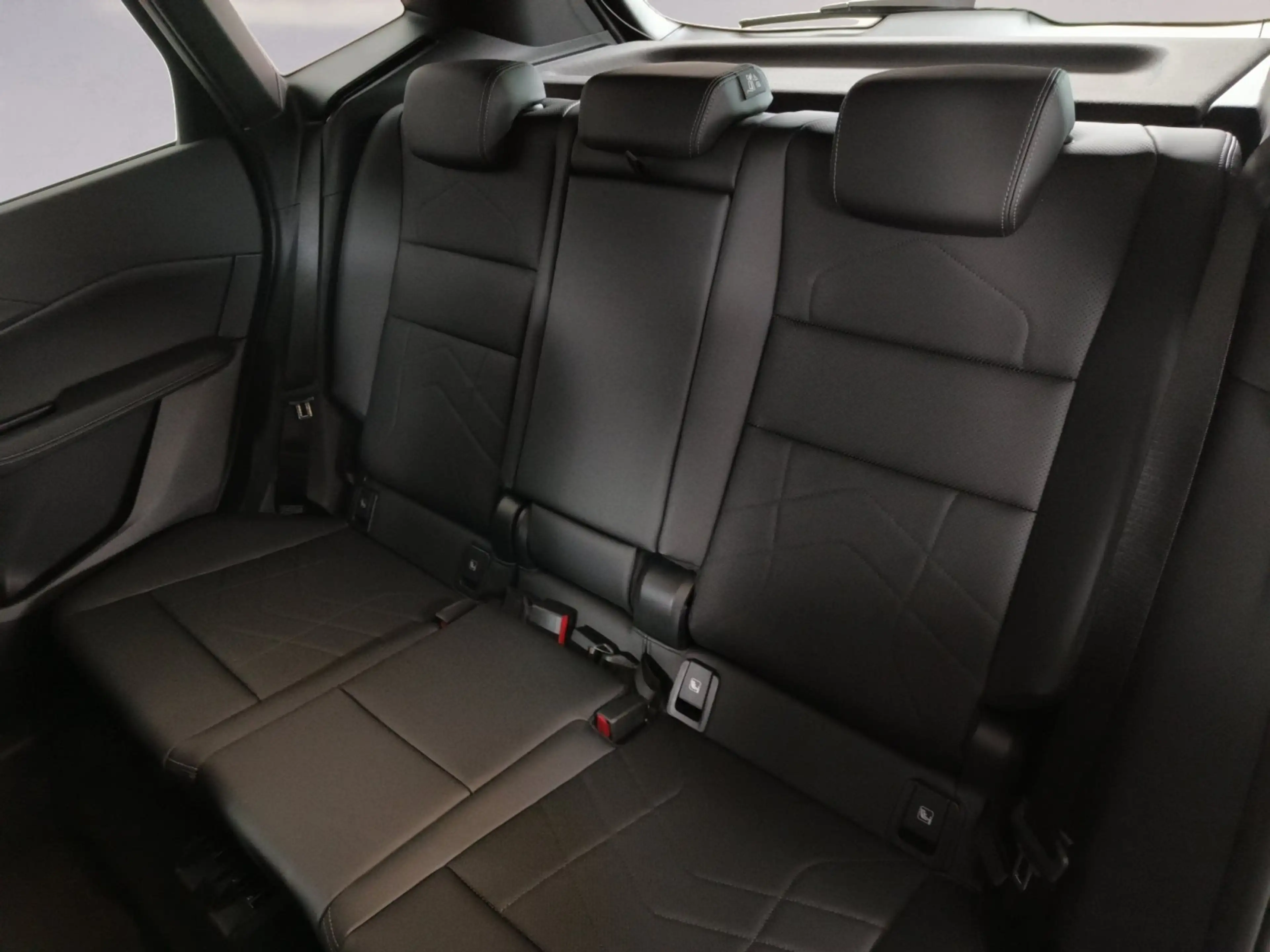 BMW 223 xDrive — photo 8