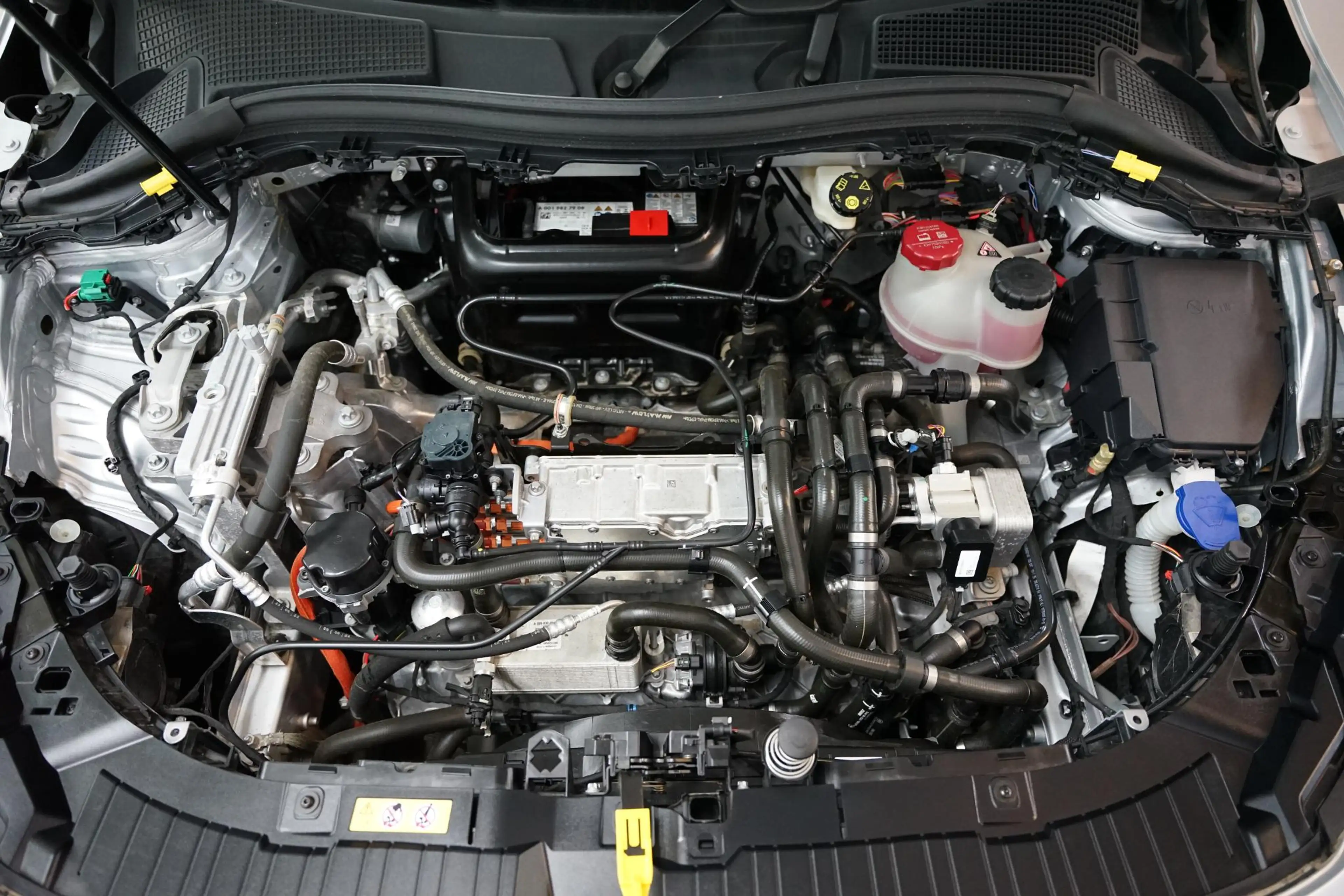Mercedes-Benz EQA — photo 14