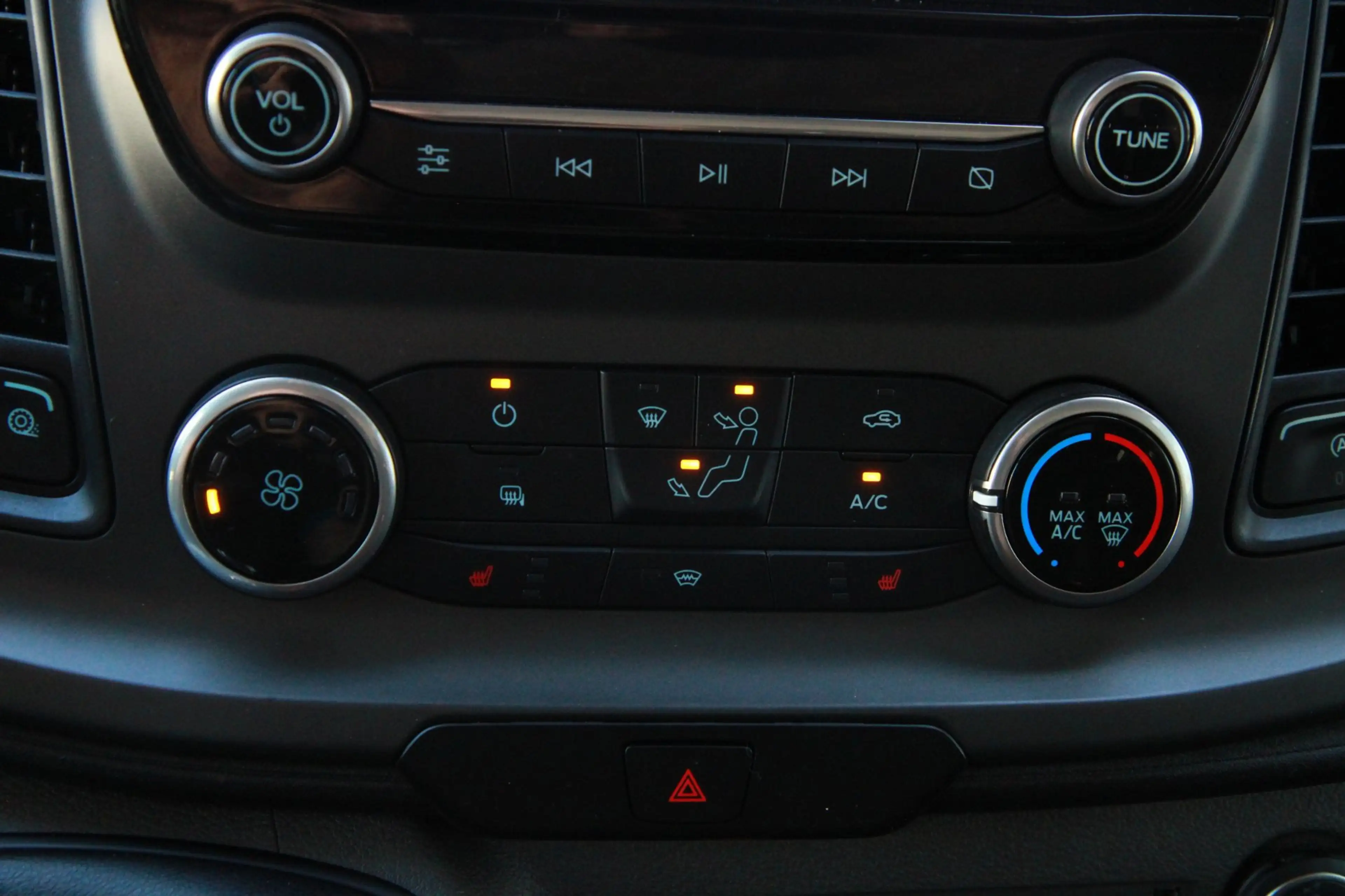 Ford Transit 350 2.0 TDCI L2H2 Trend MHEV 130PK / Sync 3 / Deal — photo 19
