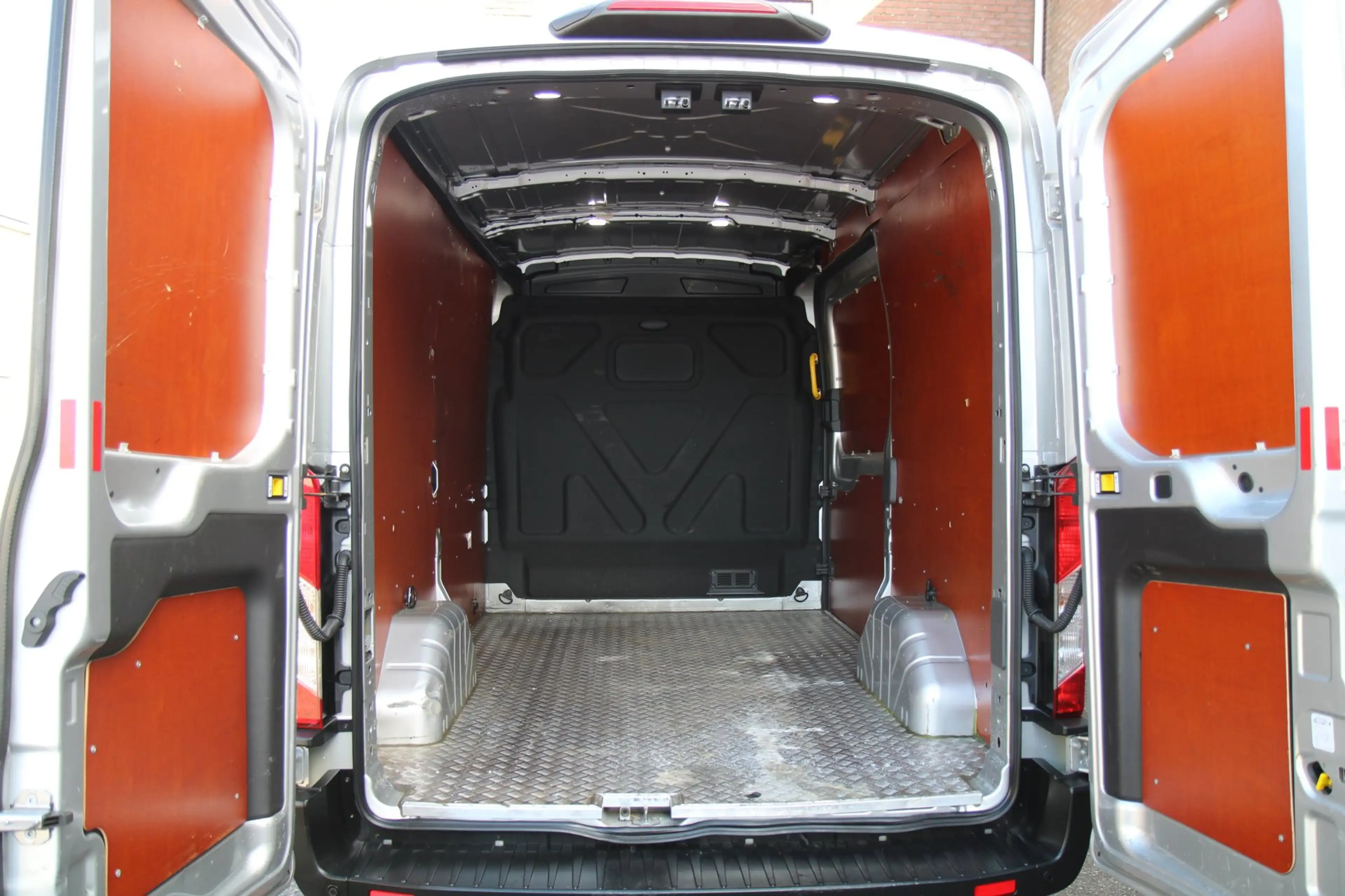 Ford Transit 350 2.0 TDCI L2H2 Trend MHEV 130PK / Sync 3 / Deal — photo 7