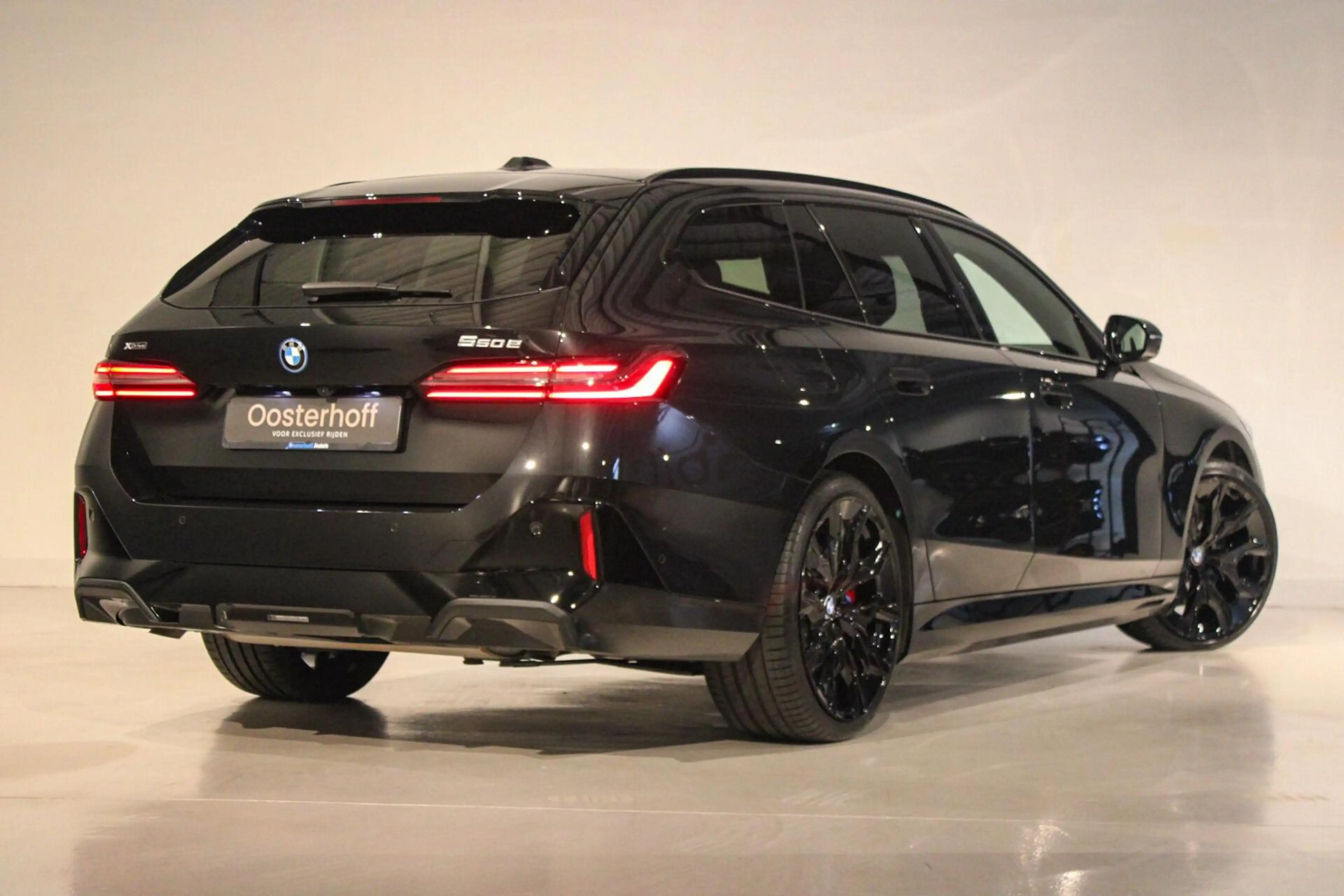 BMW 550 5-serie Touring 550e xDrive M-sport Pro PANO | B&W — photo 2