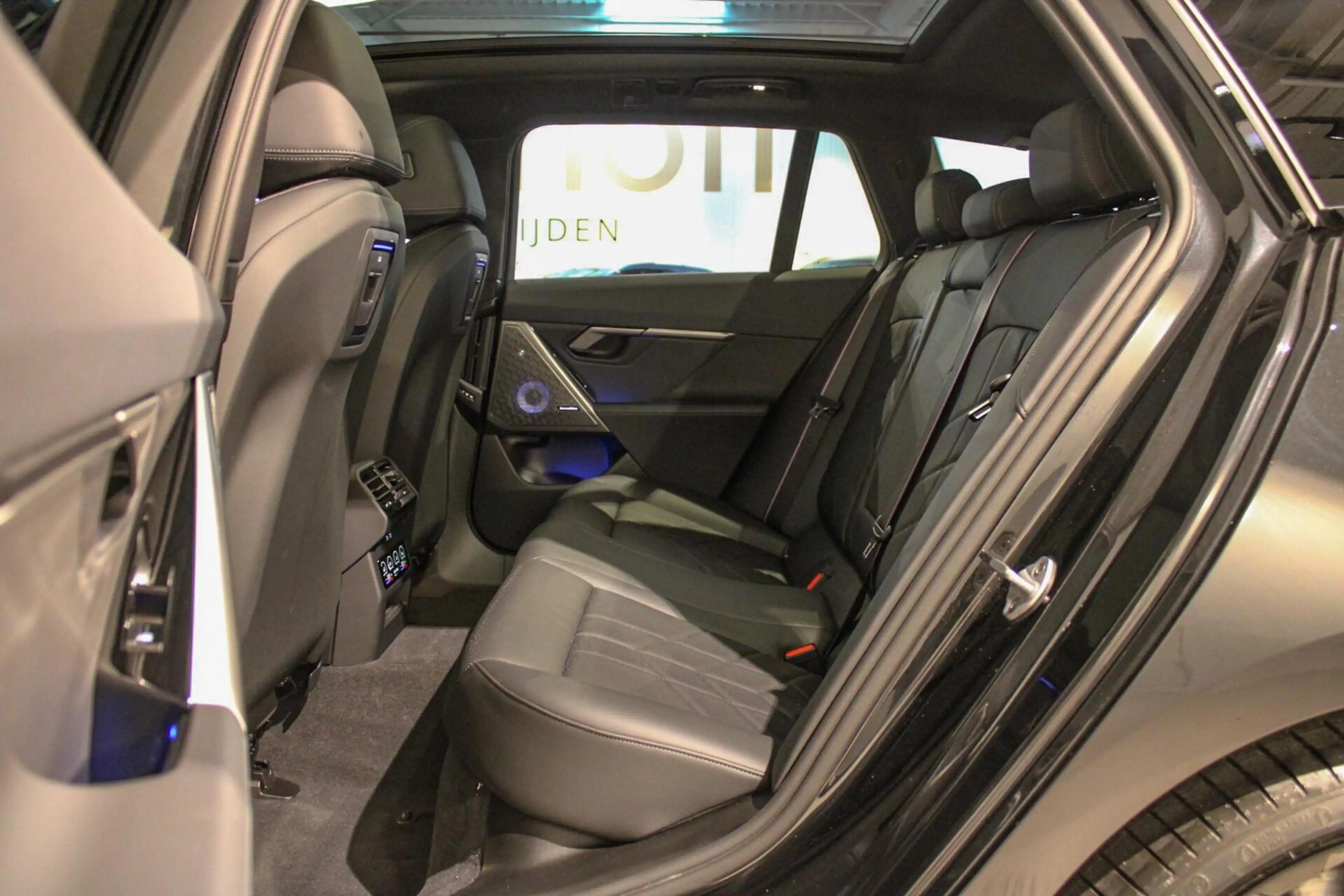 BMW 550 5-serie Touring 550e xDrive M-sport Pro PANO | B&W — photo 13