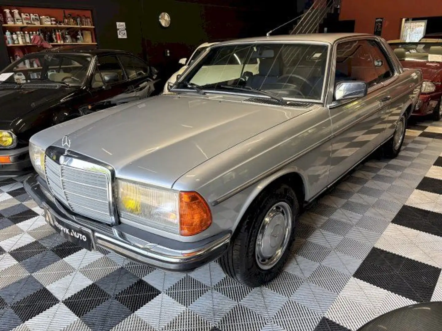 Mercedes-Benz 230 W123 Coupé 230Ce Bva Šedá - 1
