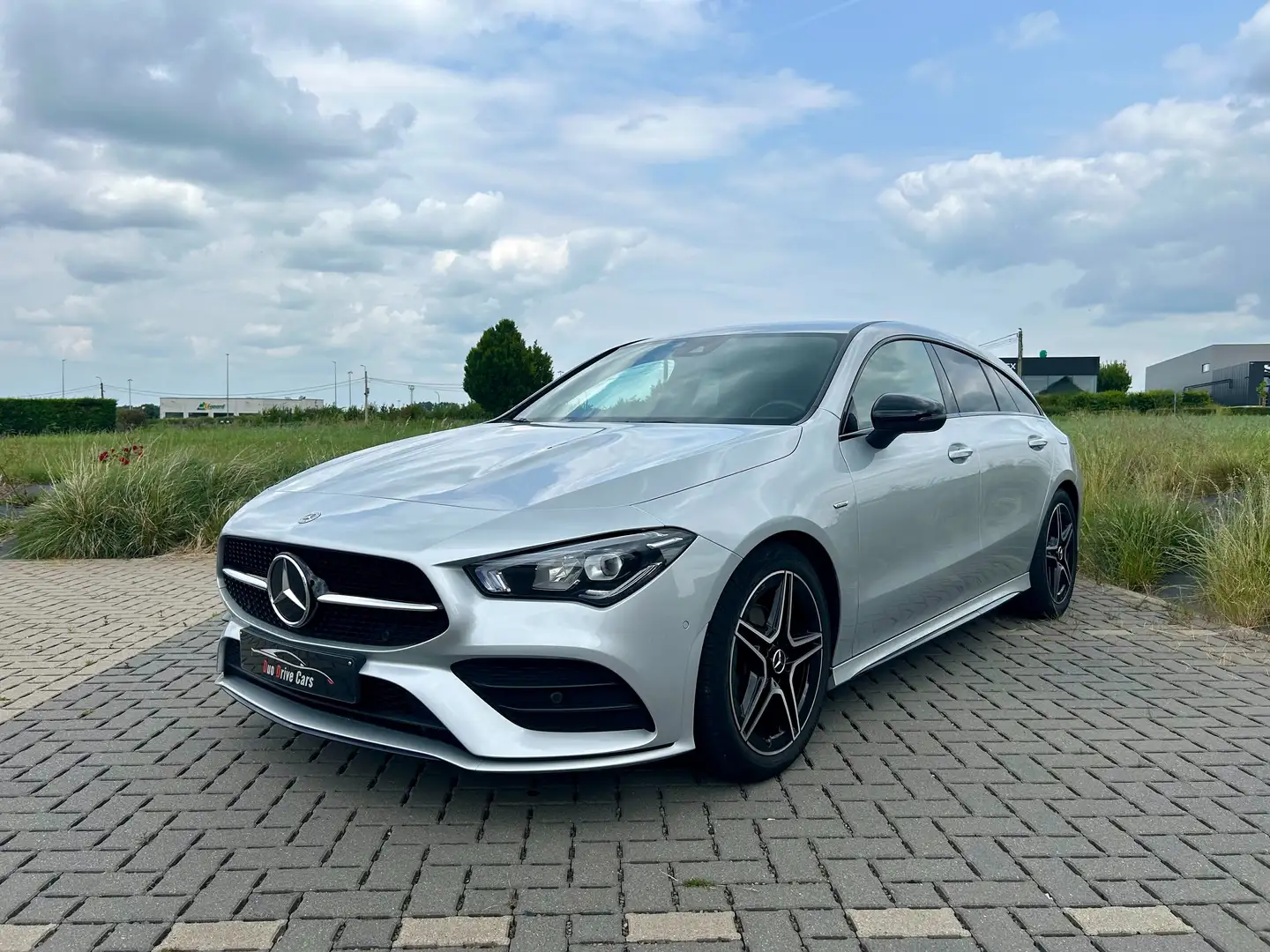 Mercedes-Benz CLA 180 AMG Line Gris - 1