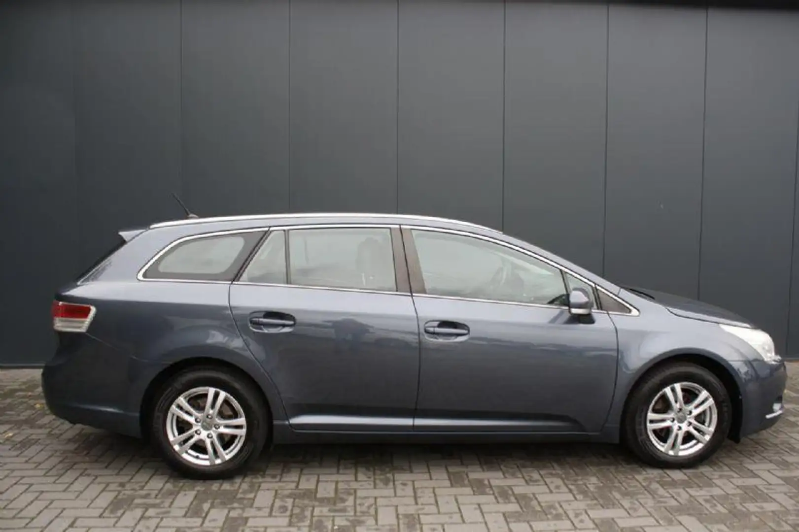 Toyota Avensis Verso 2.0 D-4D Business TREKHAAK Blau - 2