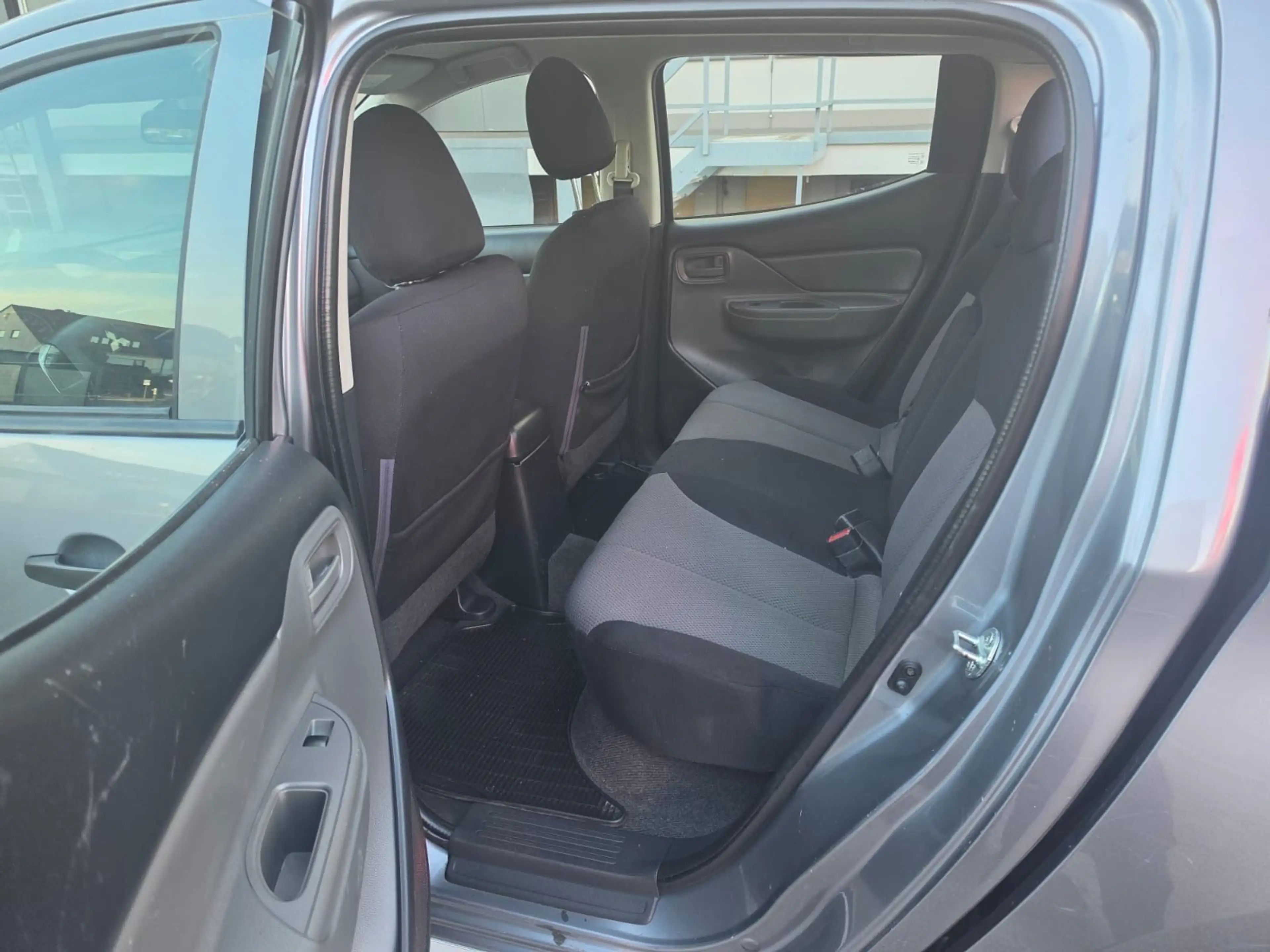 Mitsubishi L200 — photo 15