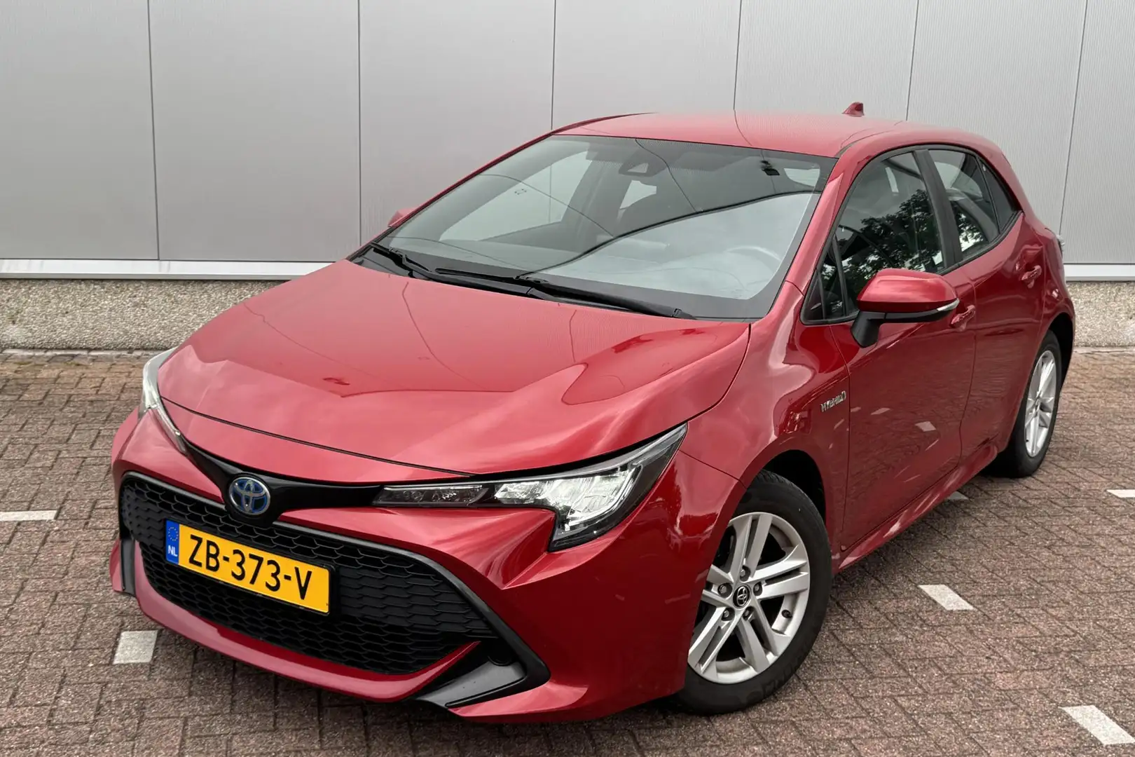 Toyota Corolla 1.8 Hybrid Active Navigatie, Achteruitrijcamera, A Rood - 2