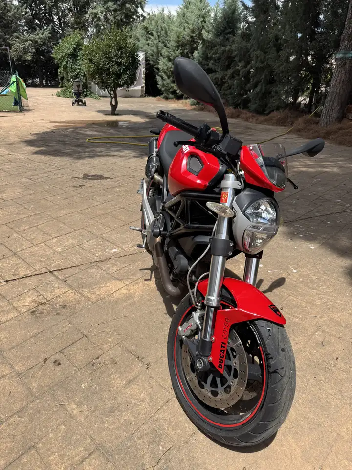 Ducati Monster 696