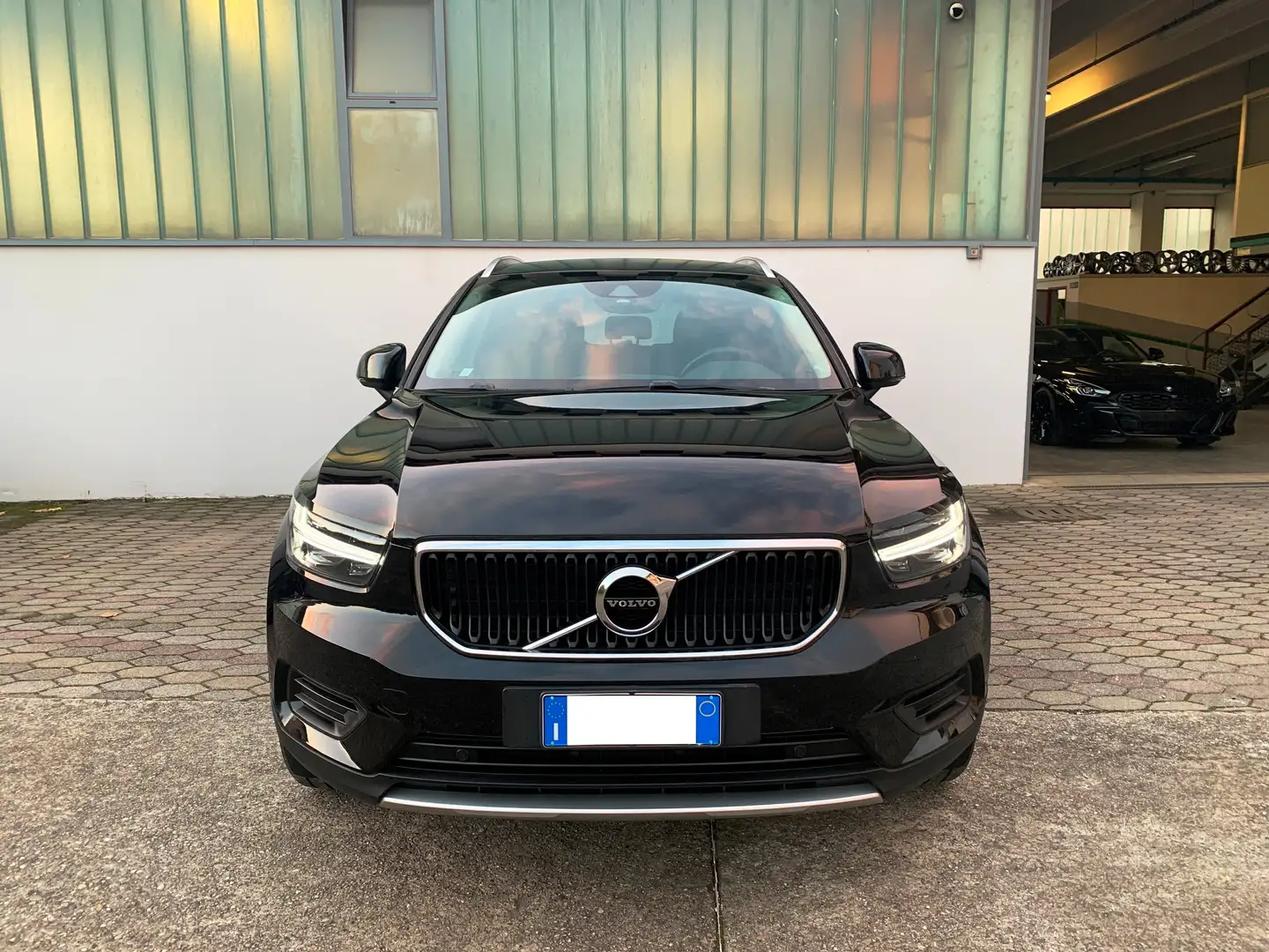 Volvo XC40 2.0 D3 MOMENTUM AWD GEARTRONIC Schwarz - 2