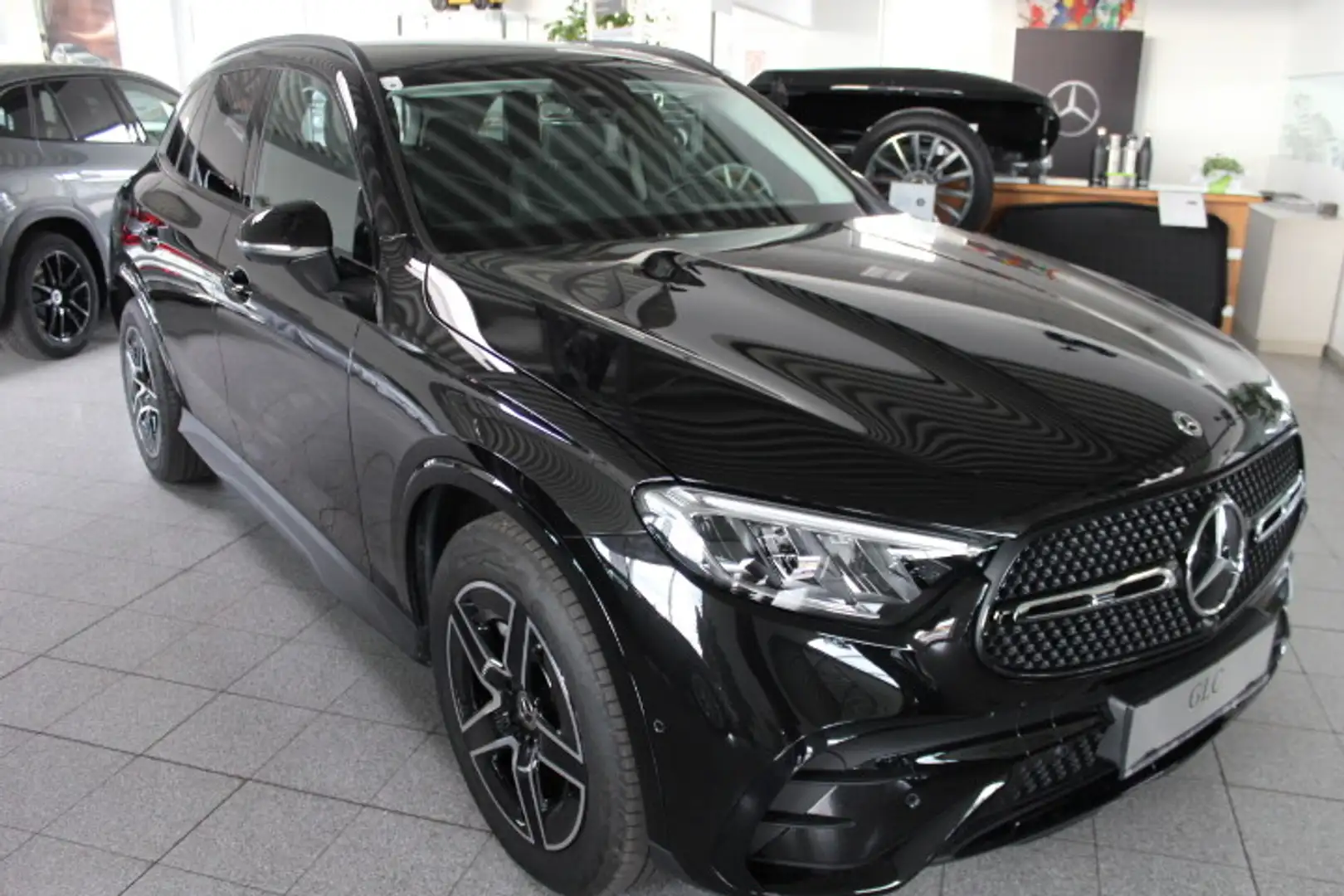 Mercedes-Benz GLC 220 d 4MATIC Aut. AMG-Line*AHK*Adaptiver Tempomat Schwarz - 1