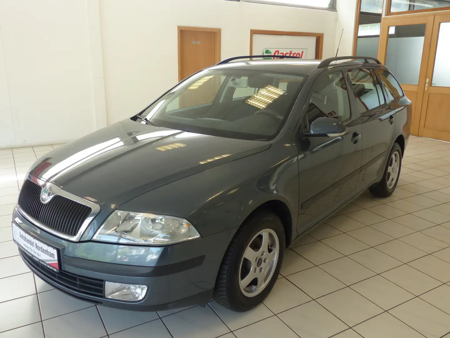 Skoda Octavia 1.6 Ambiente*KLIMA*1.HAND*AHK*TÜV NEU* Grau - 2