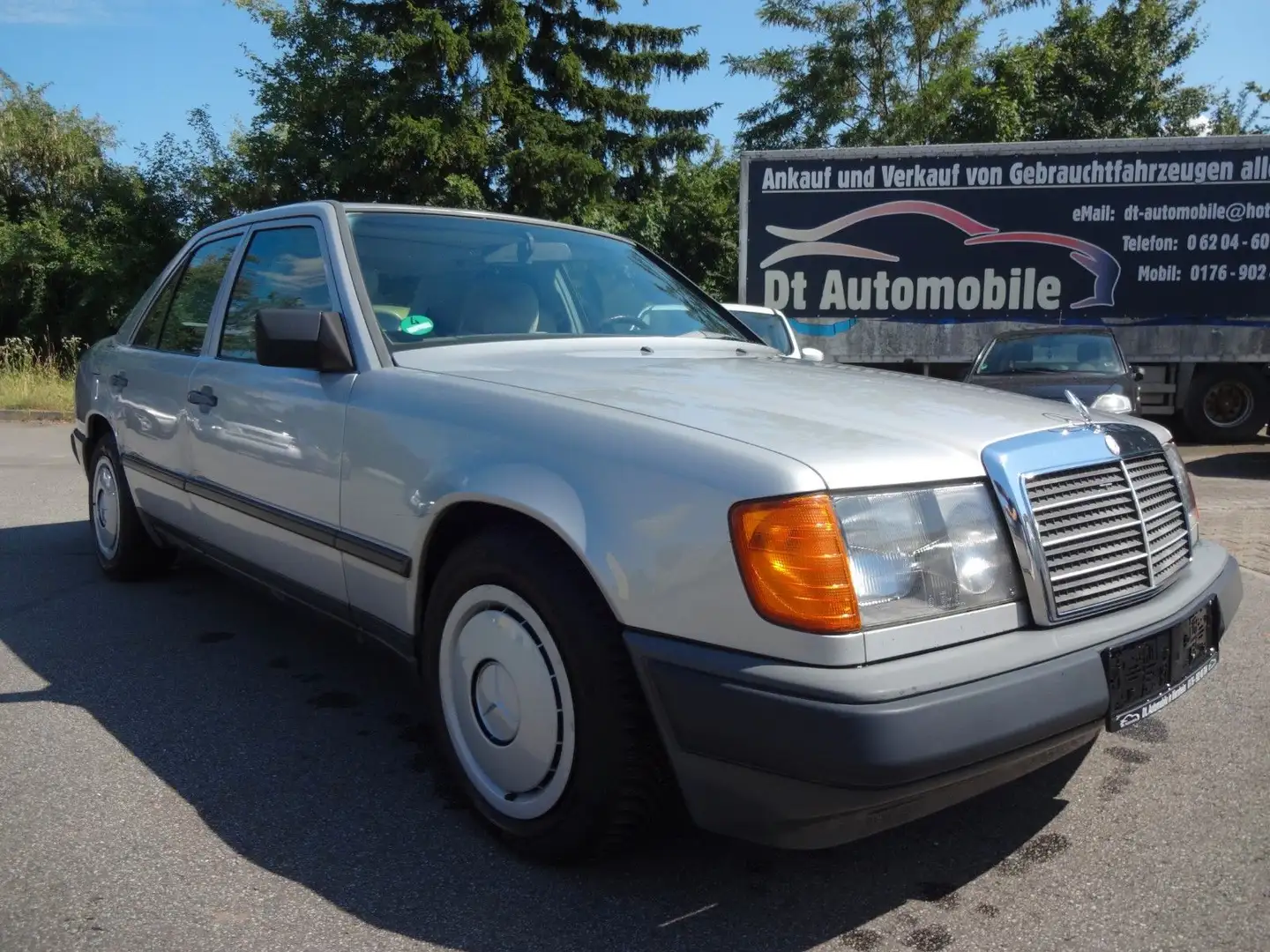 Mercedes-Benz 230 E /Automatik Getriebe / 1 Hand/ Tüv/ Neu Stříbrná - 1