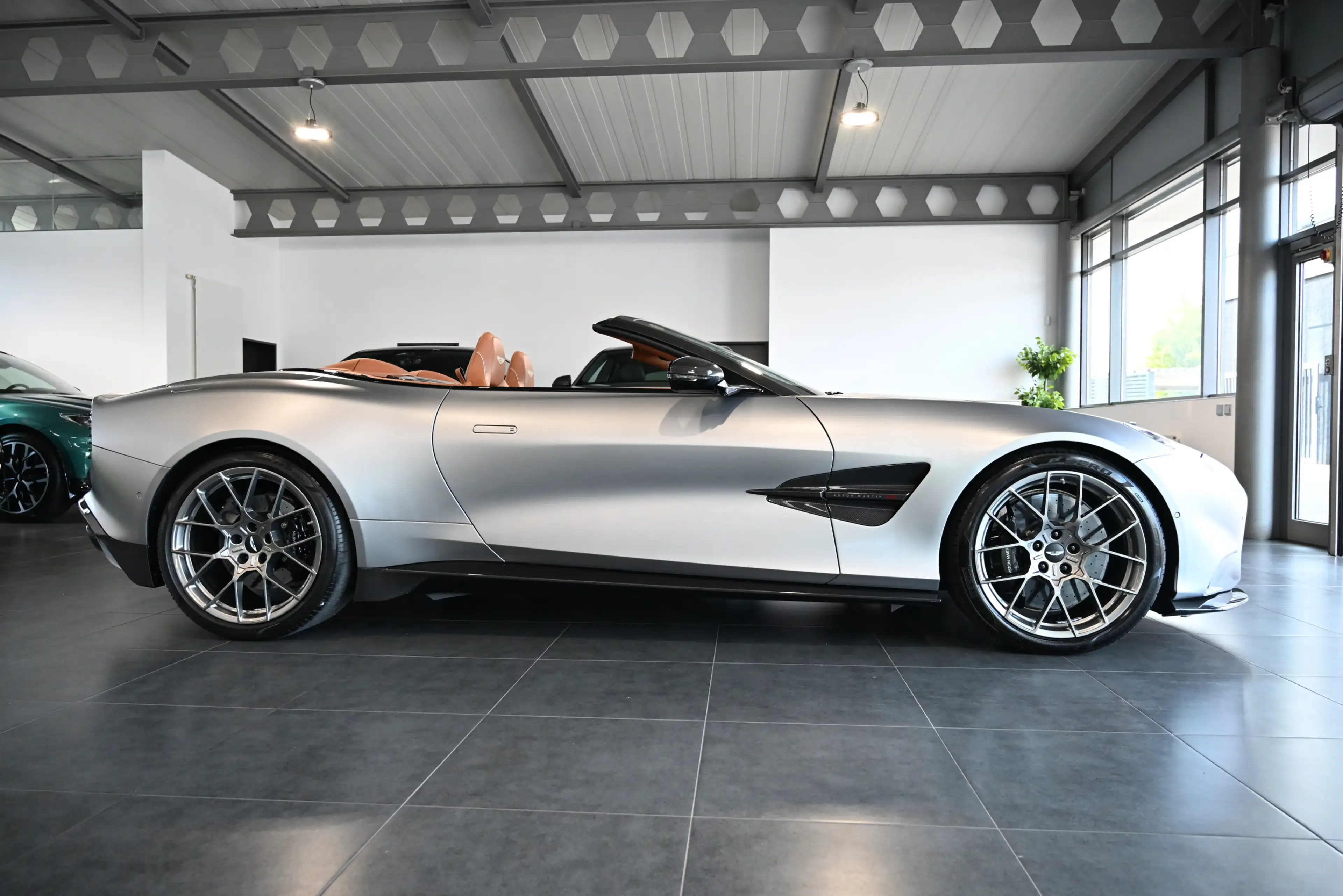 Aston Martin Vanquish Volante Q Satin Full Carbon UPE547.000€ — photo 9