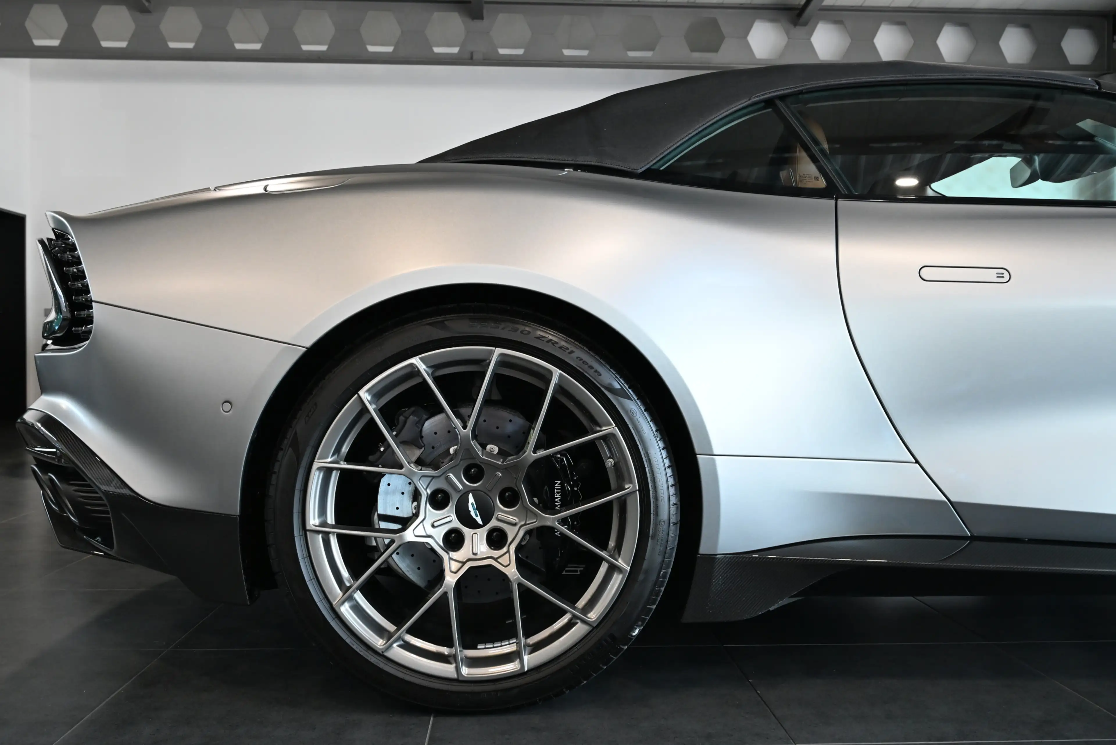 Aston Martin Vanquish Volante Q Satin Full Carbon UPE547.000€ — photo 11