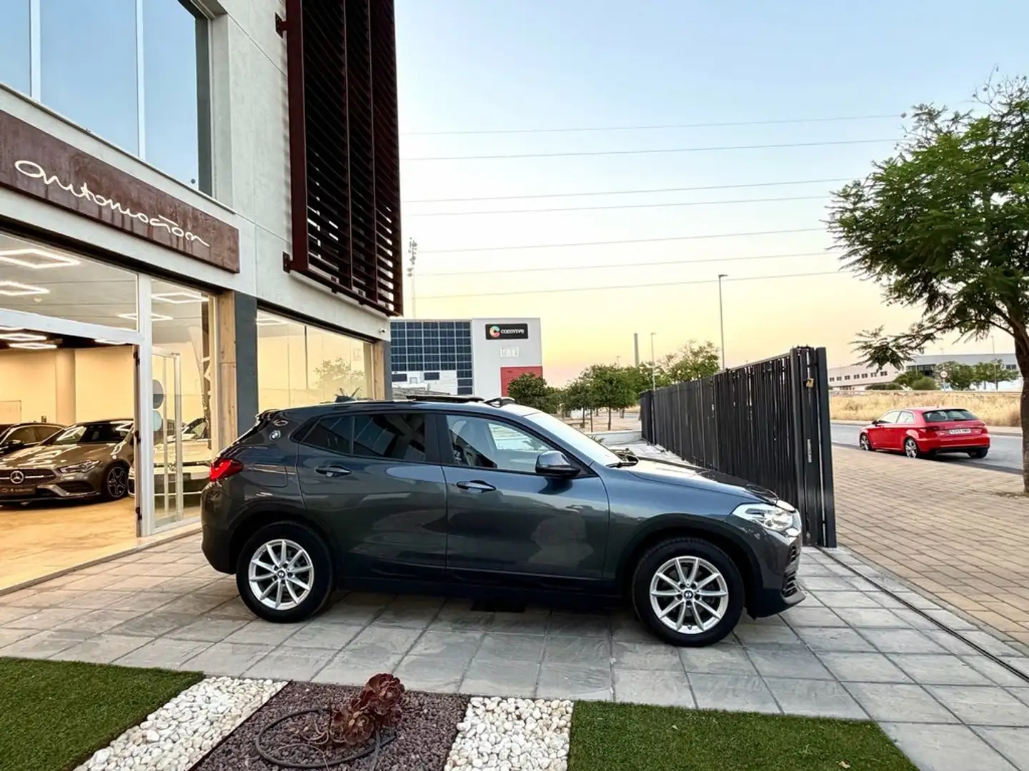 BMW X2 sDrive 18dA Business Gris - 2
