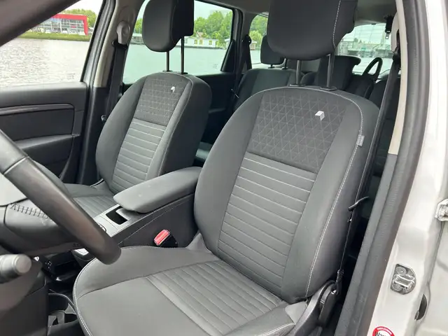 Renault Grand Scenic view 14
