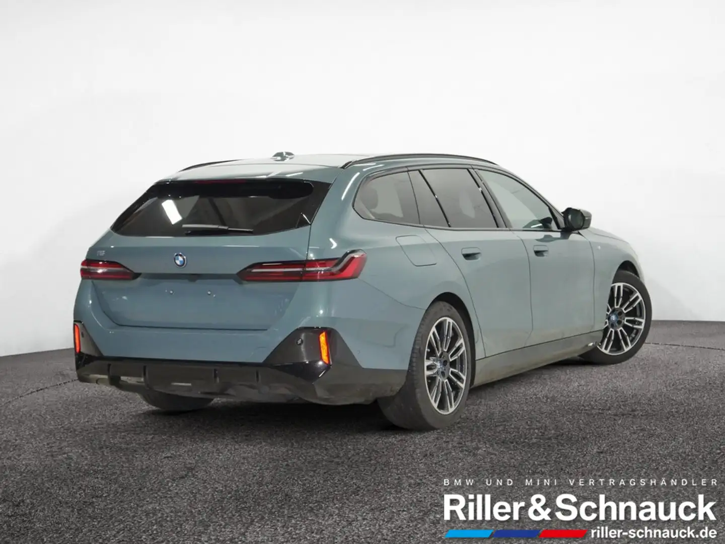 BMW i5 Touring M60 Pro xDrive AHK+PANO+B&W+360°KA Grün - 2