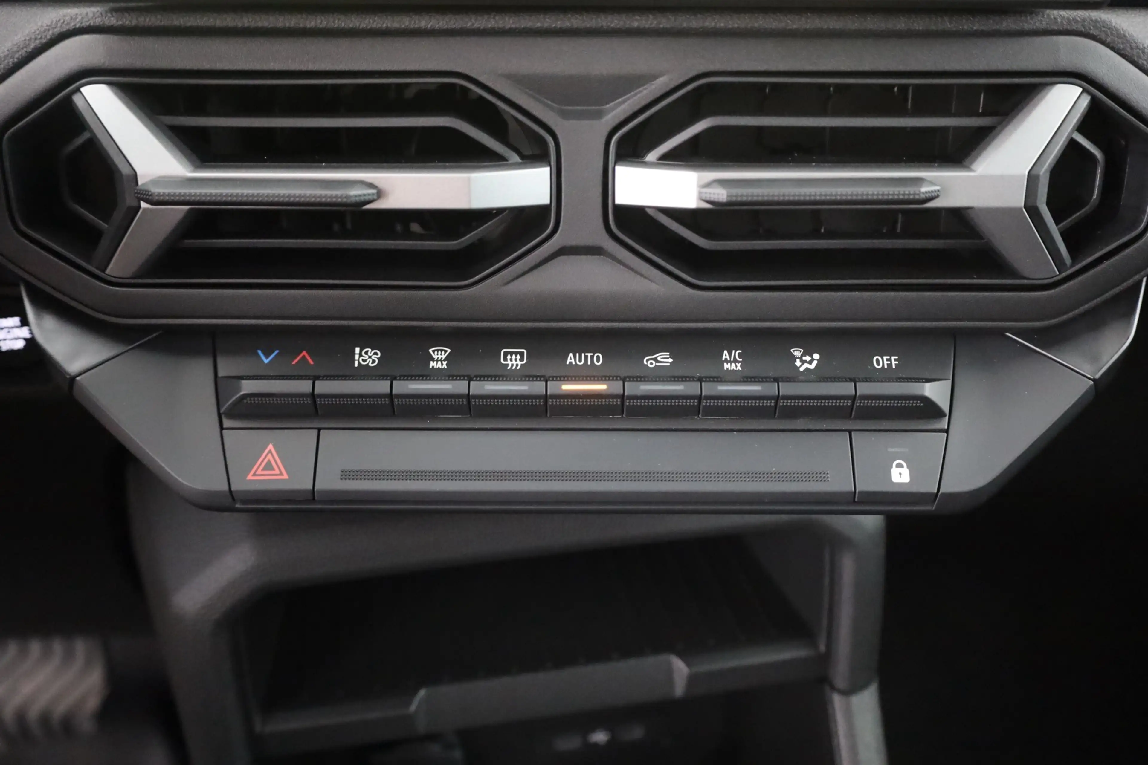 Dacia Duster Journey mHev 140 Aut. LED Navi Kamera — photo 12