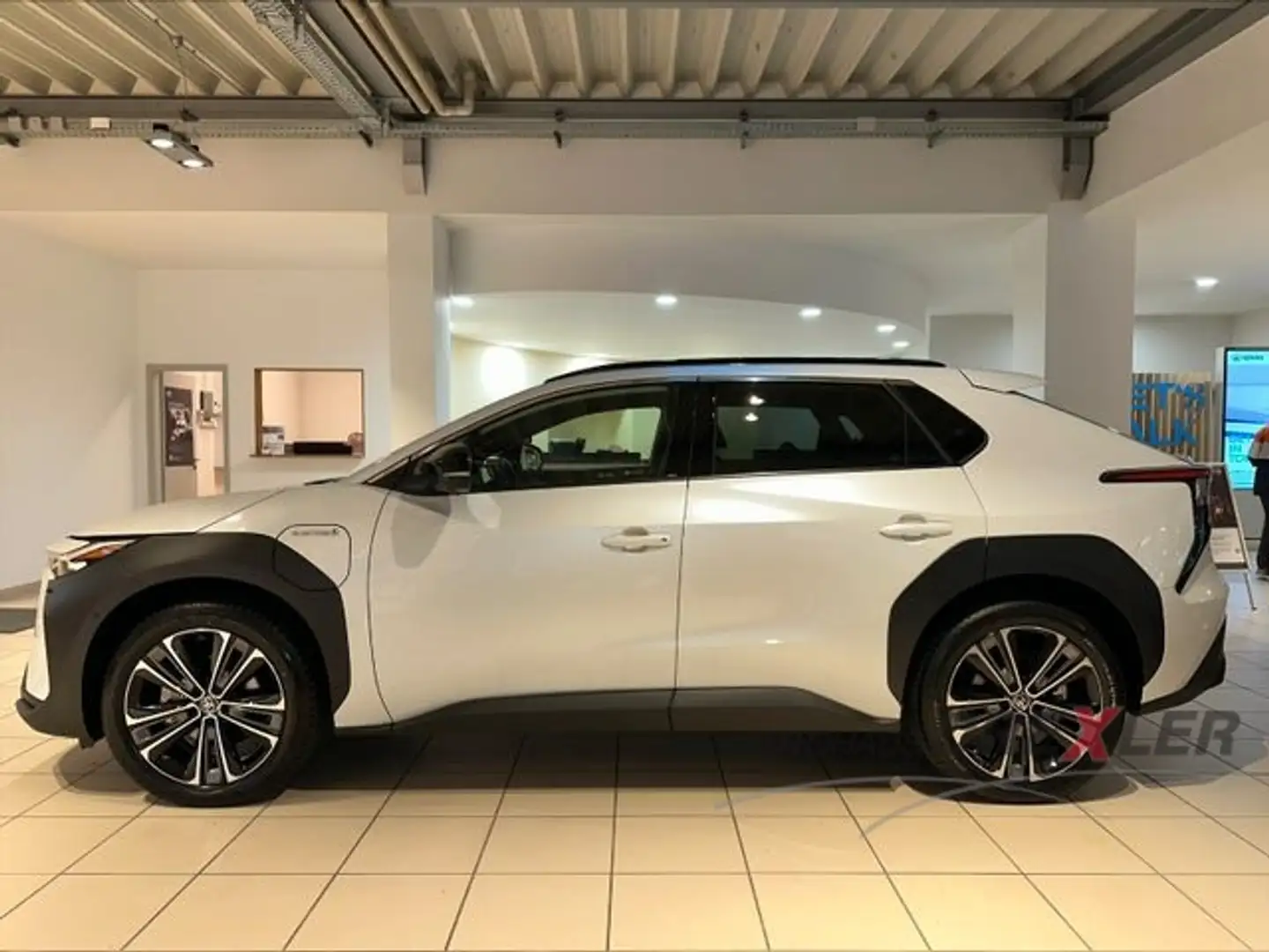 Toyota bZ4X (Allrad, Navi, Kamera, Apple Carplay) Weiß - 2