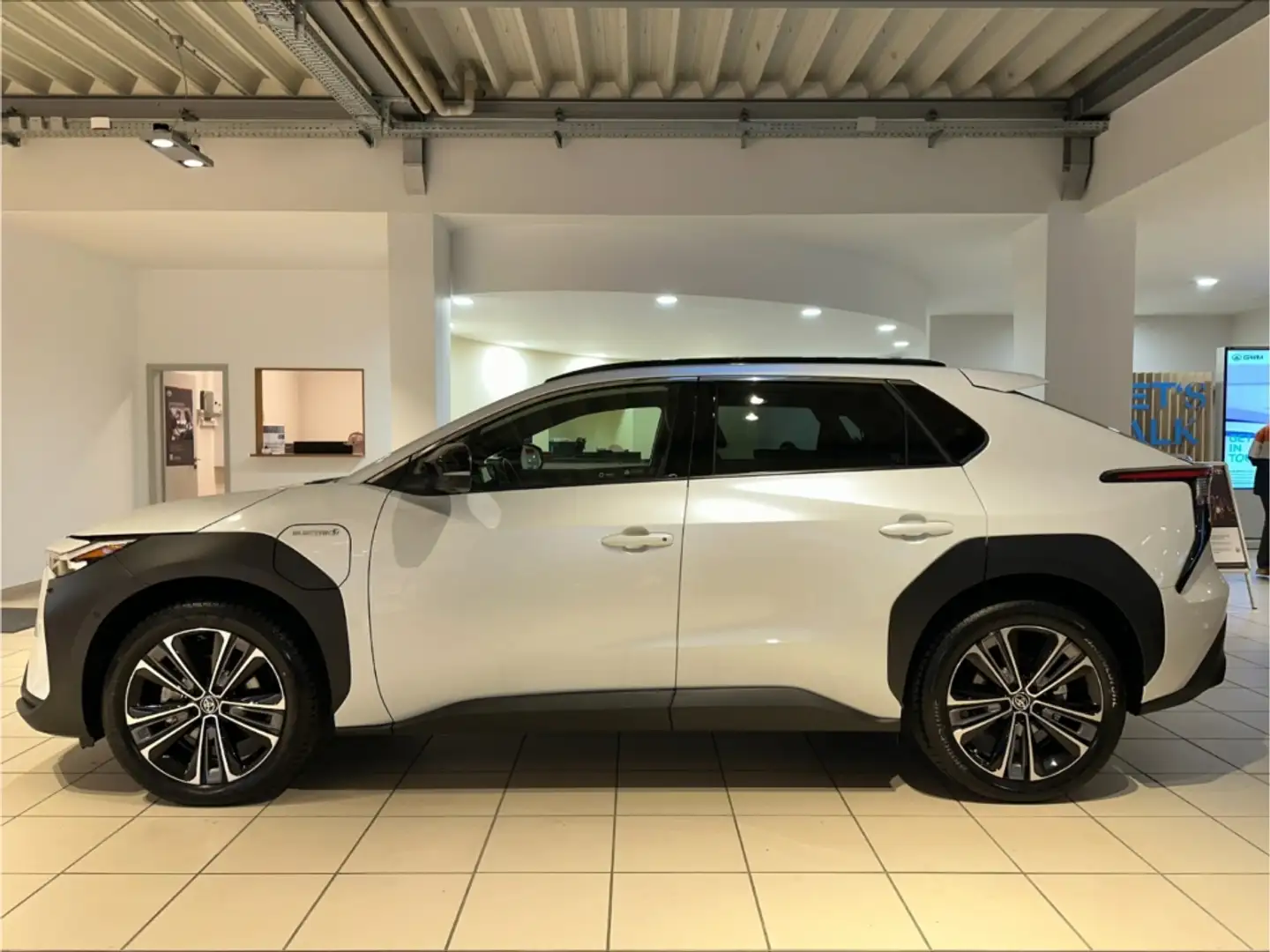 Toyota bZ4X (Allrad, Navi, Kamera, Apple Carplay) Weiß - 2