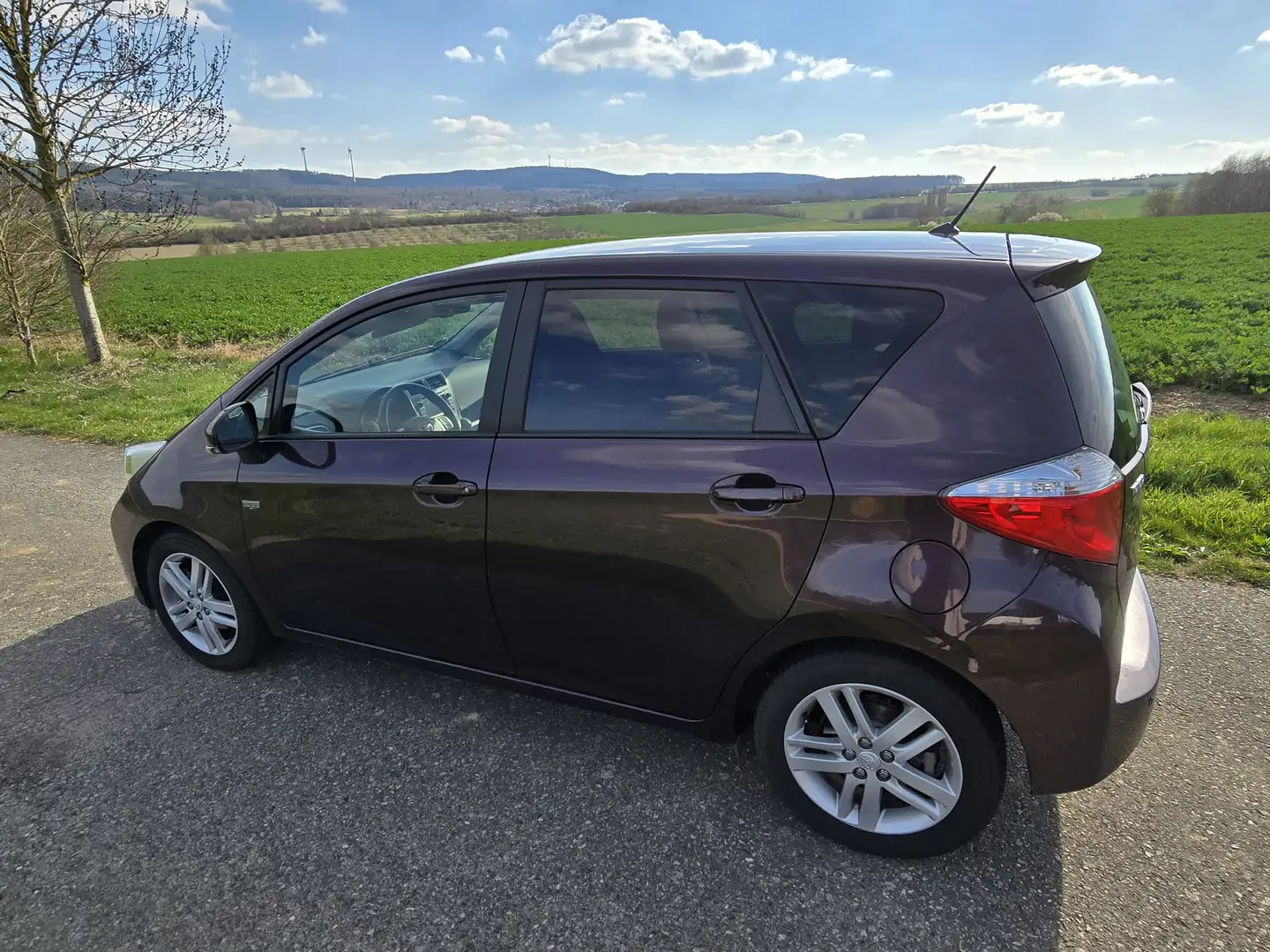 Toyota Verso-S Verso S 1.33 VVT-i Multidrive S Club Violett - 1