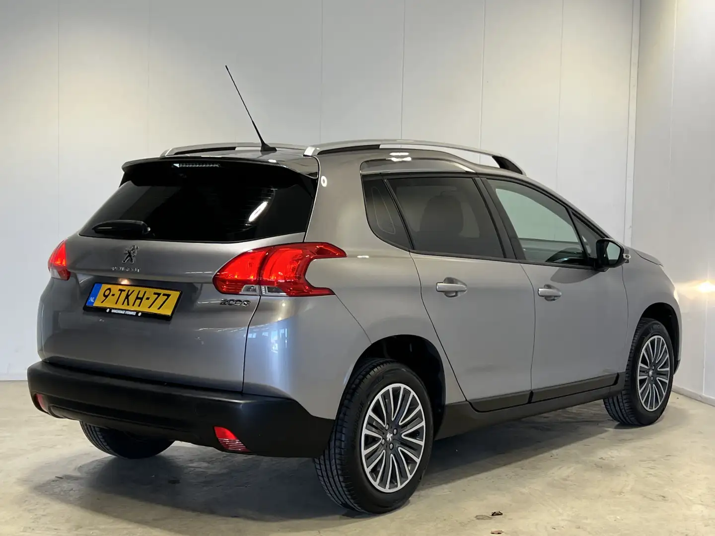 Peugeot 2008 1.2 VTi Active | Navigatie | Cruise Control | Airc Grijs - 2