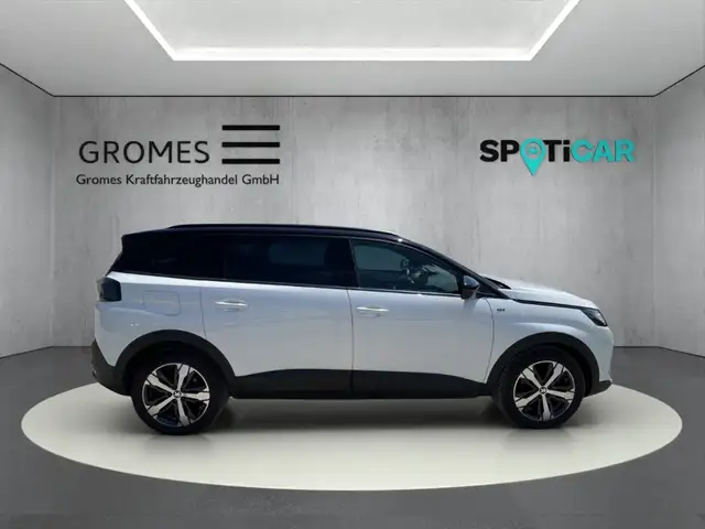 Peugeot 5008 view 2
