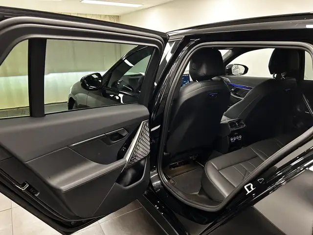 BMW 5 Series view 13
