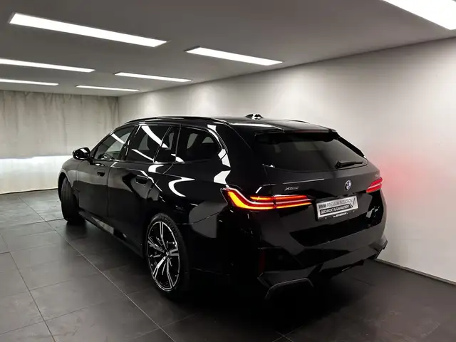 BMW 5 Series view 10