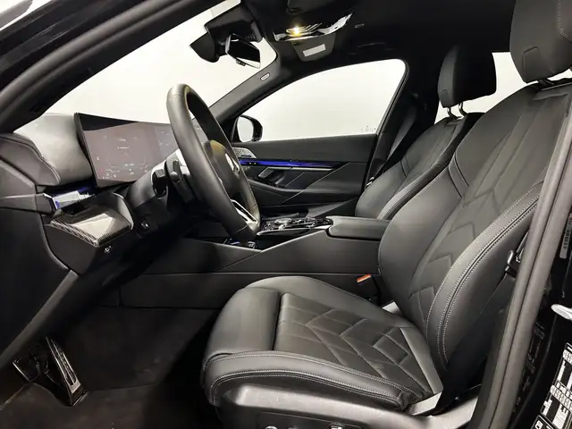BMW 5 Series view 4