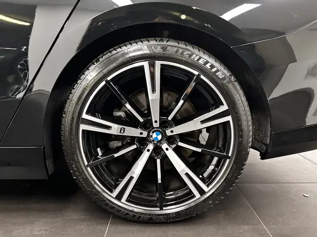 BMW 5 Series view 6