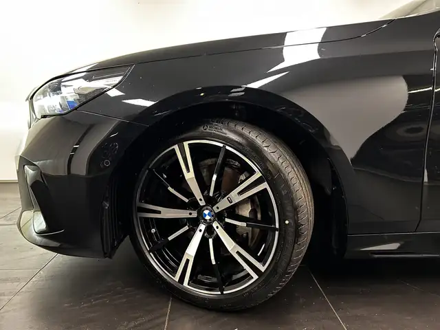 BMW 5 Series view 8