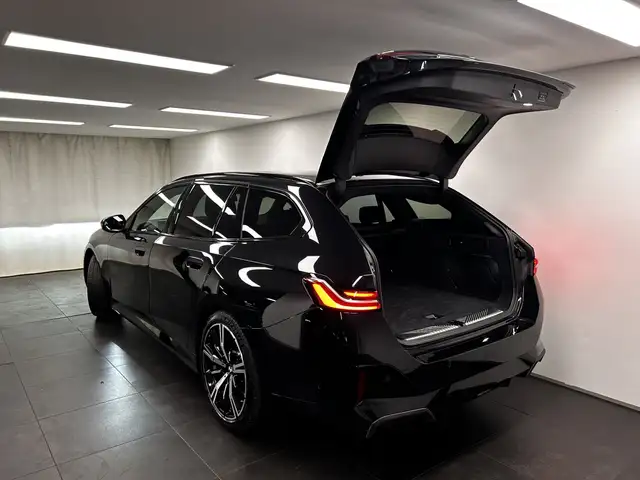 BMW 5 Series view 11