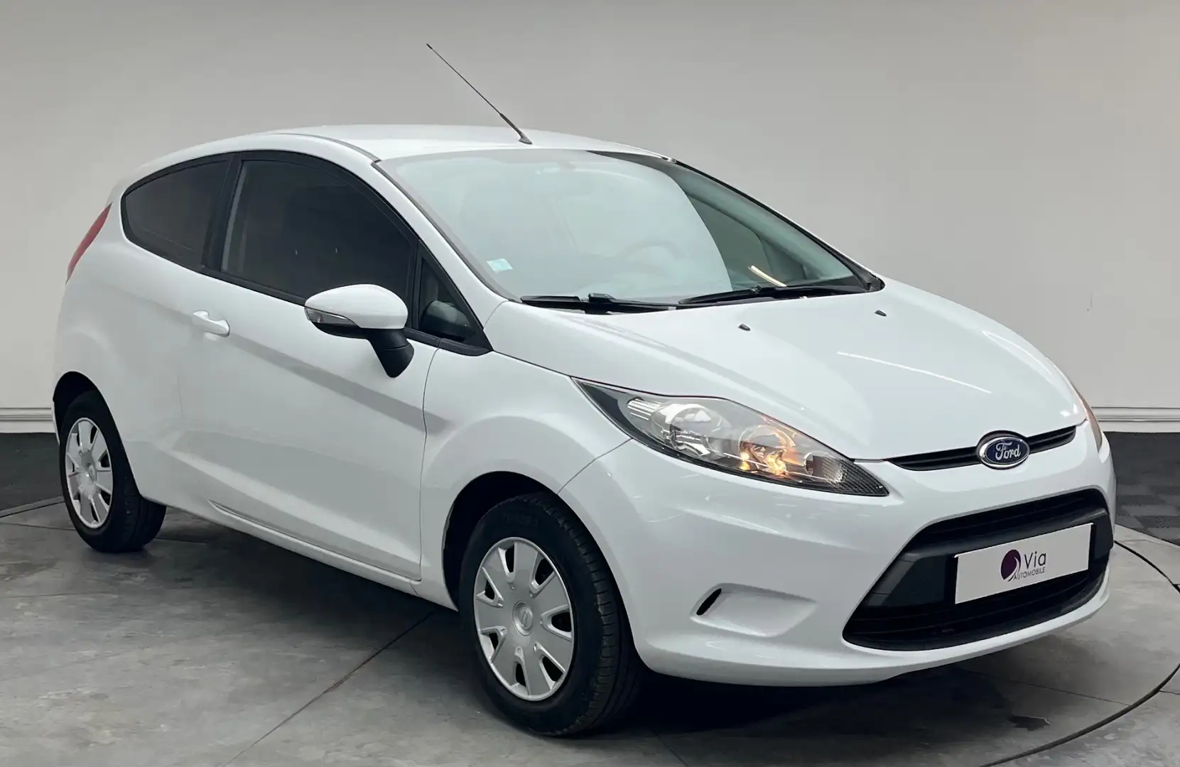Ford Fiesta 1.25 60 Ambiente Blanc - 2
