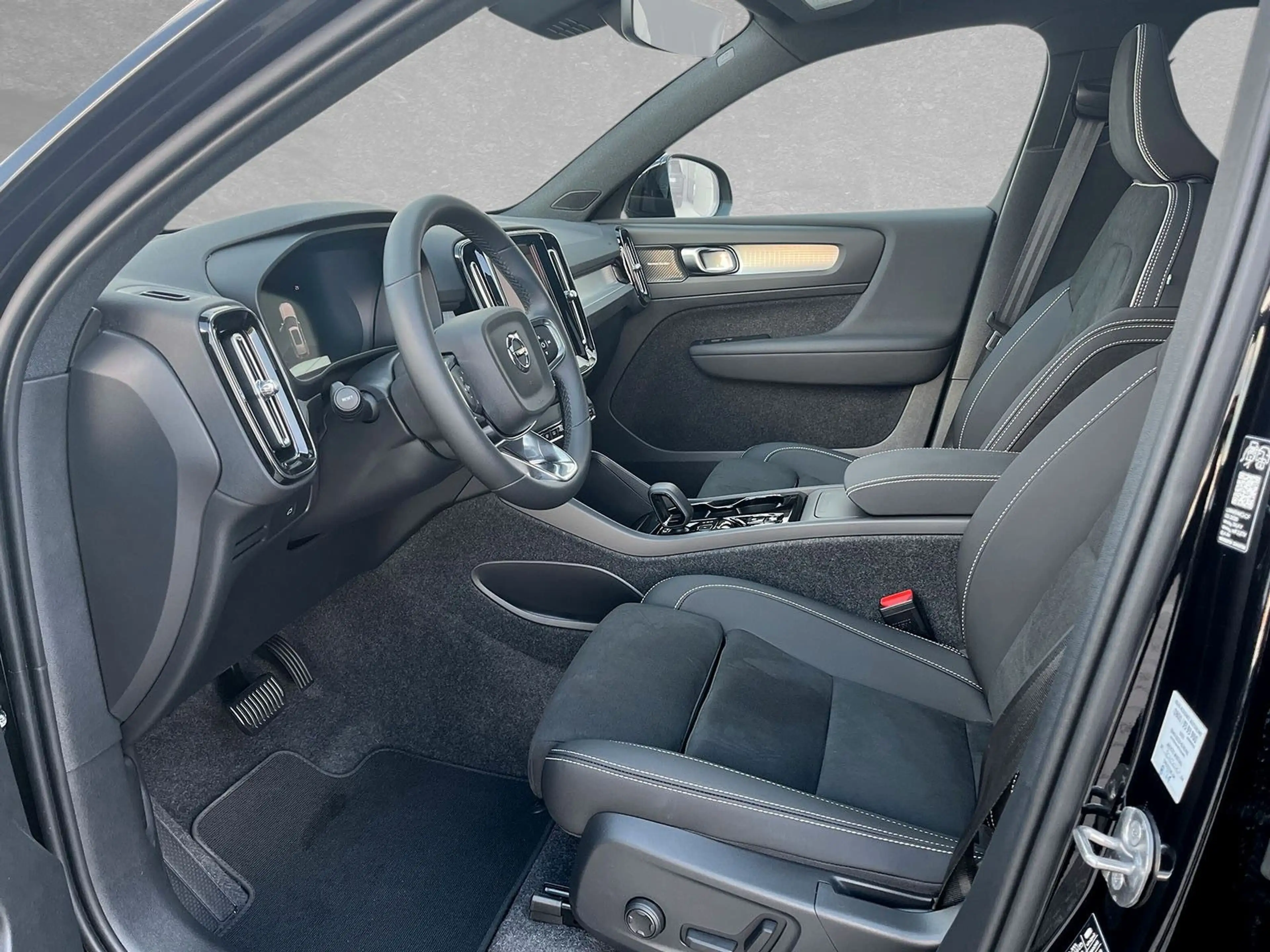 Volvo XC40 B3 Mild-Hybrid Ultra Black Edition AHK ACC — photo 3