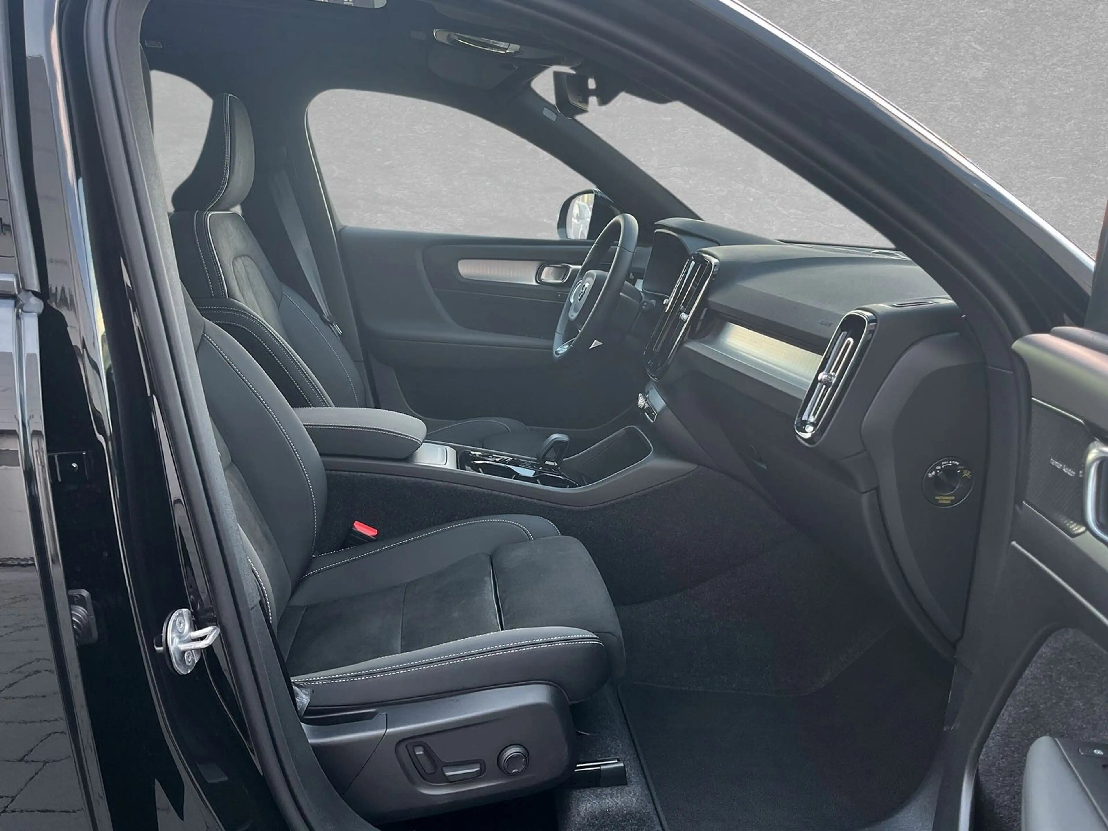 Volvo XC40 B3 Mild-Hybrid Ultra Black Edition AHK ACC — photo 4