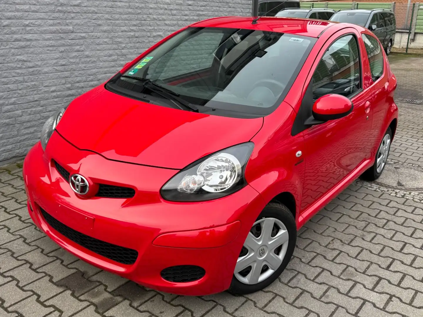 Toyota Aygo 1,0 AYGO Cool 1.HAND 46.000 km KLIMA AHK Rot - 1