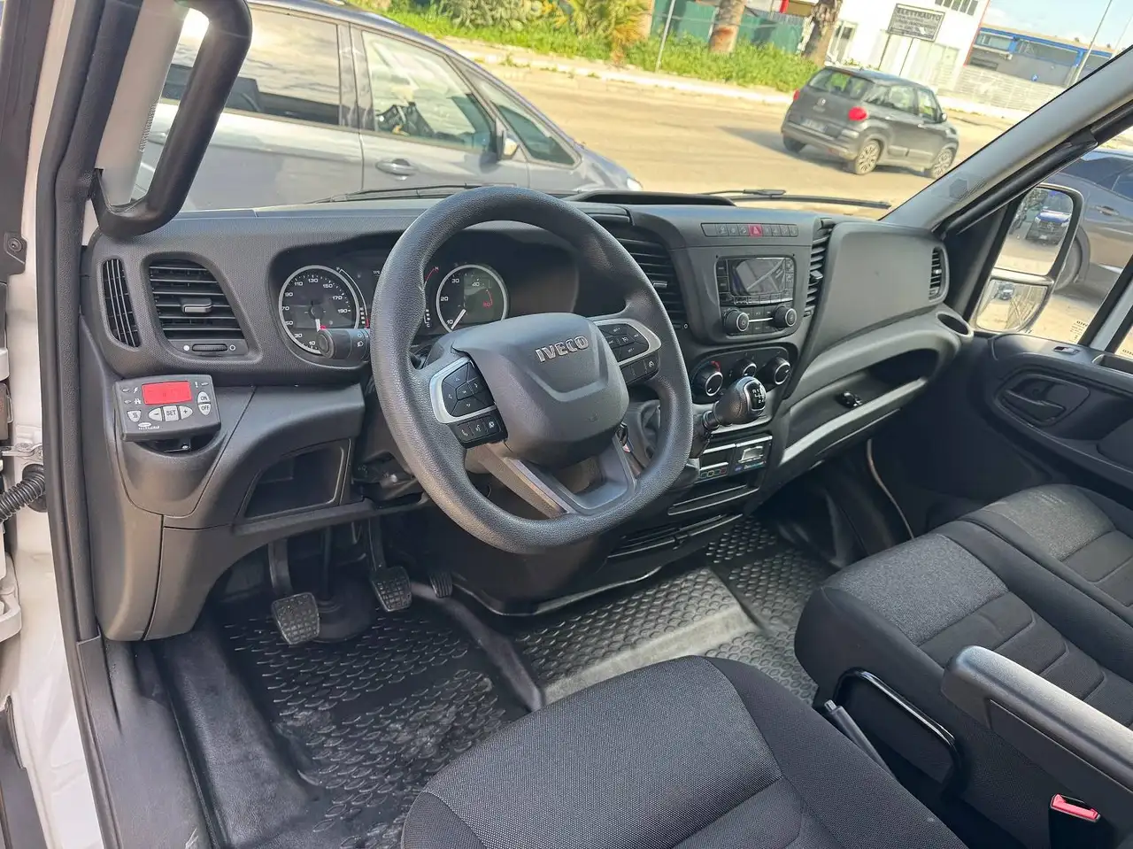 Iveco Daily 2023 — фото 10