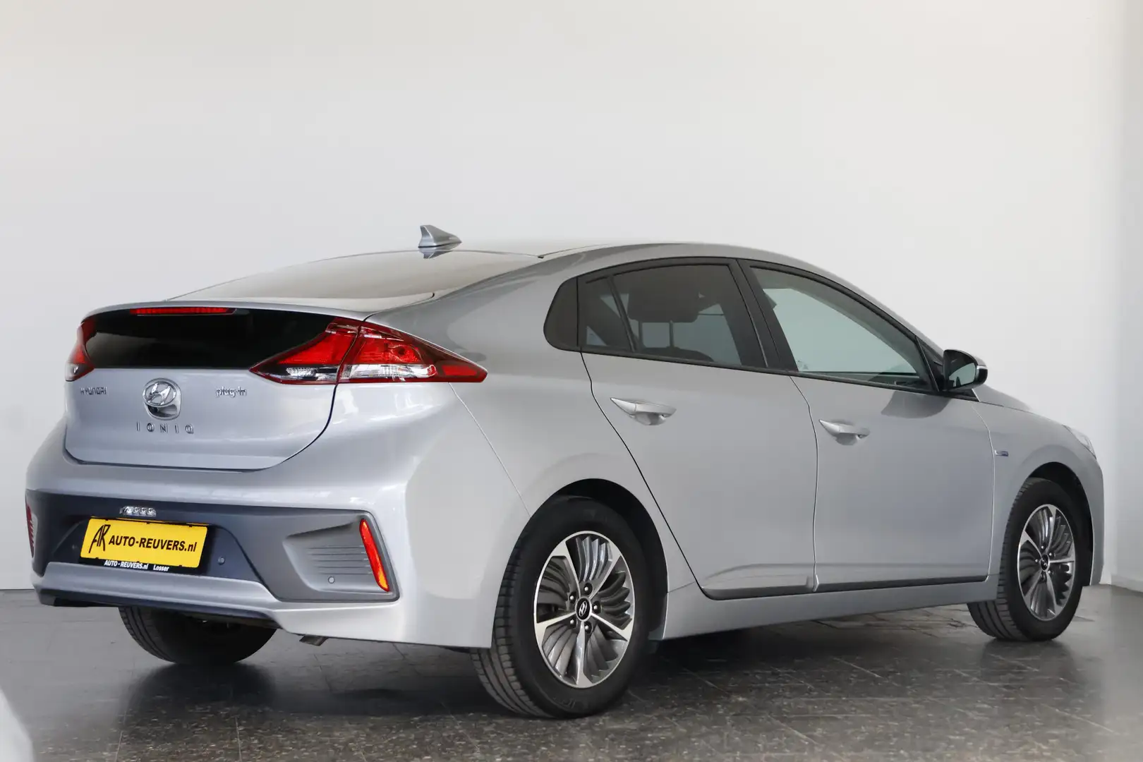 Hyundai IONIQ 1.6 GDi PHEV Comfort (Plug-in) / CarPlay / Camera Grijs - 2