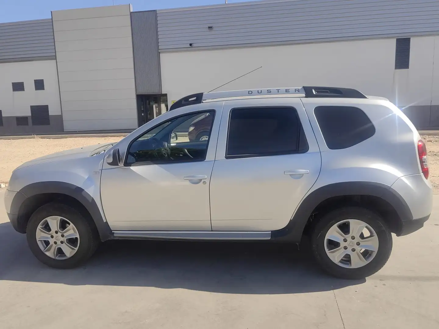 Dacia Duster 4x2 ambiance Plateado - 2