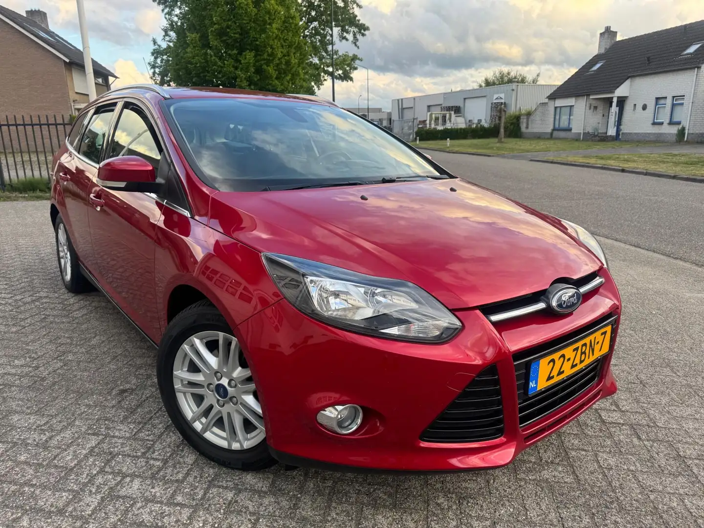 Ford Focus Wagon 1.0 EcoBoost Titanium Clima, Cruise, 2e Eige Rood - 2