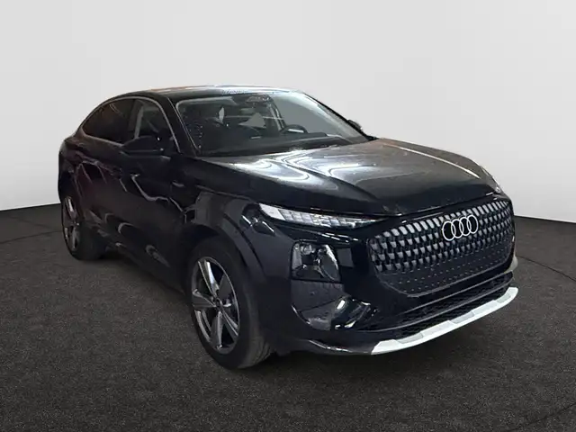 Audi Q3 view 4