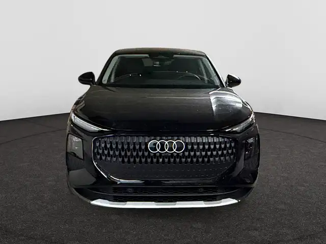 Audi Q3 view 3
