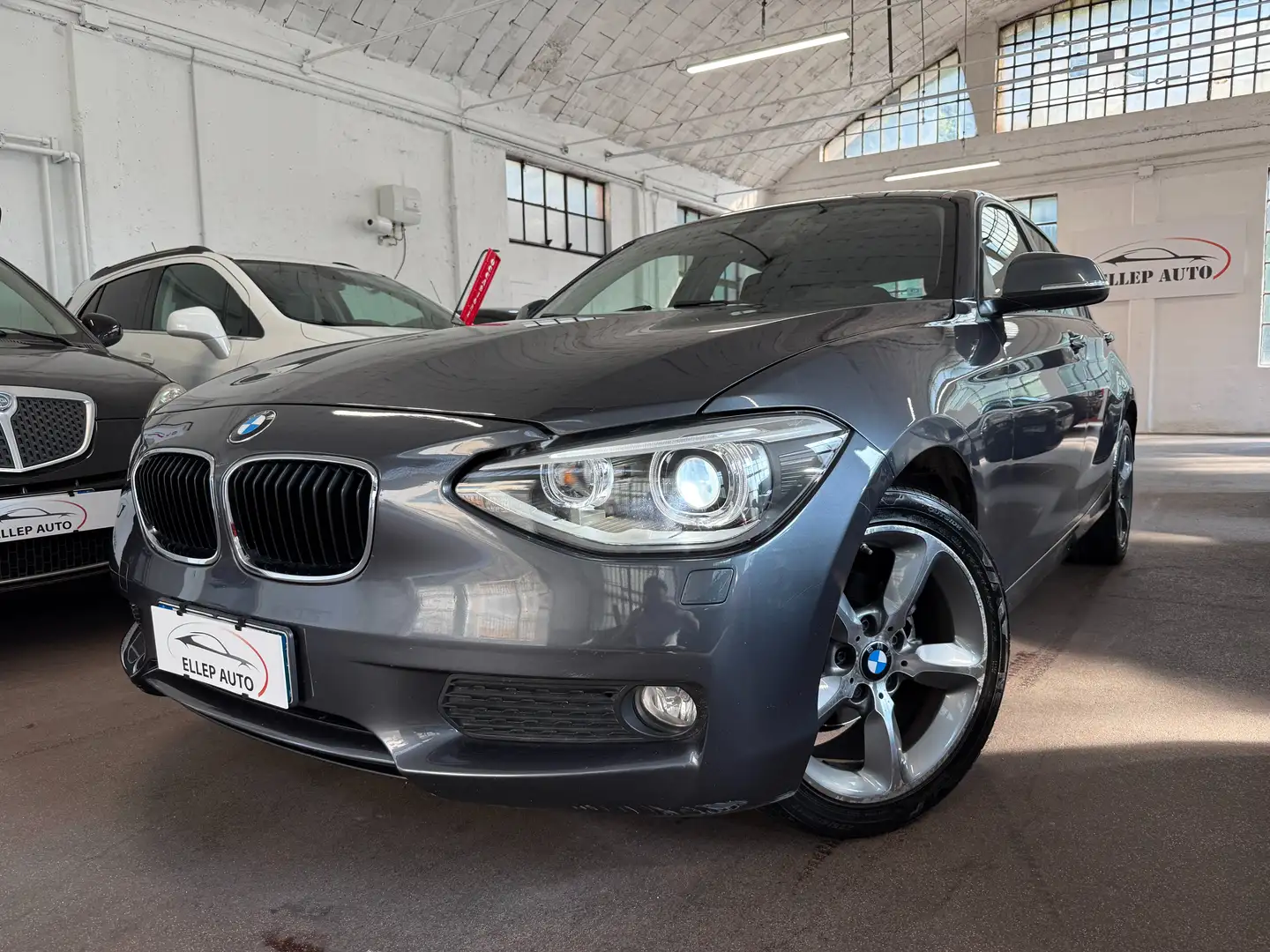 BMW 116 Serie 1 F/20-21 2011 116d 5p Sport Gris - 1